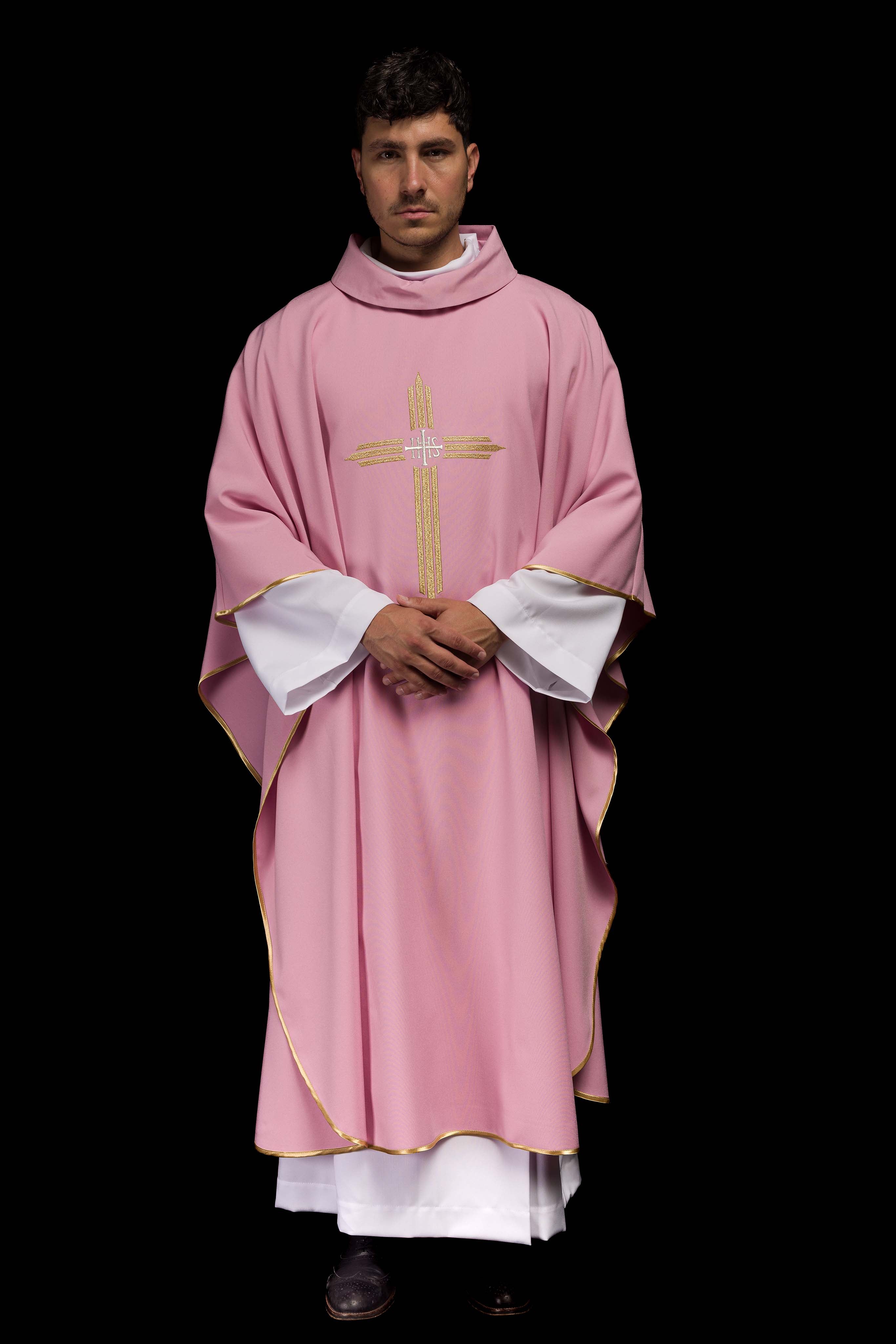 Casula rosa com bordado de cruz IHS