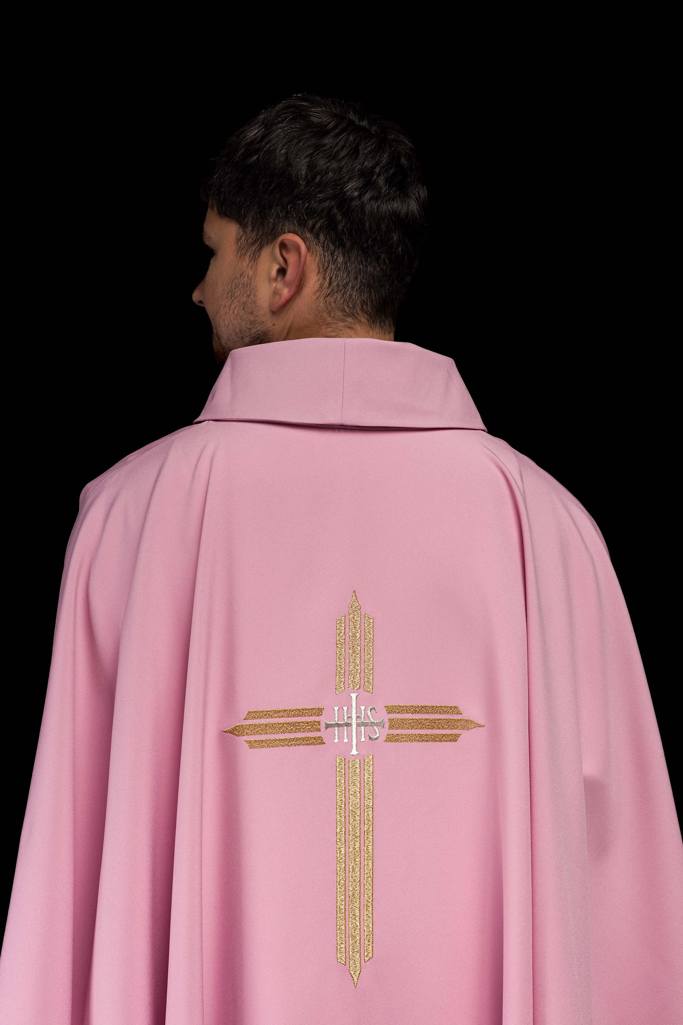 Casula rosa com bordado de cruz IHS