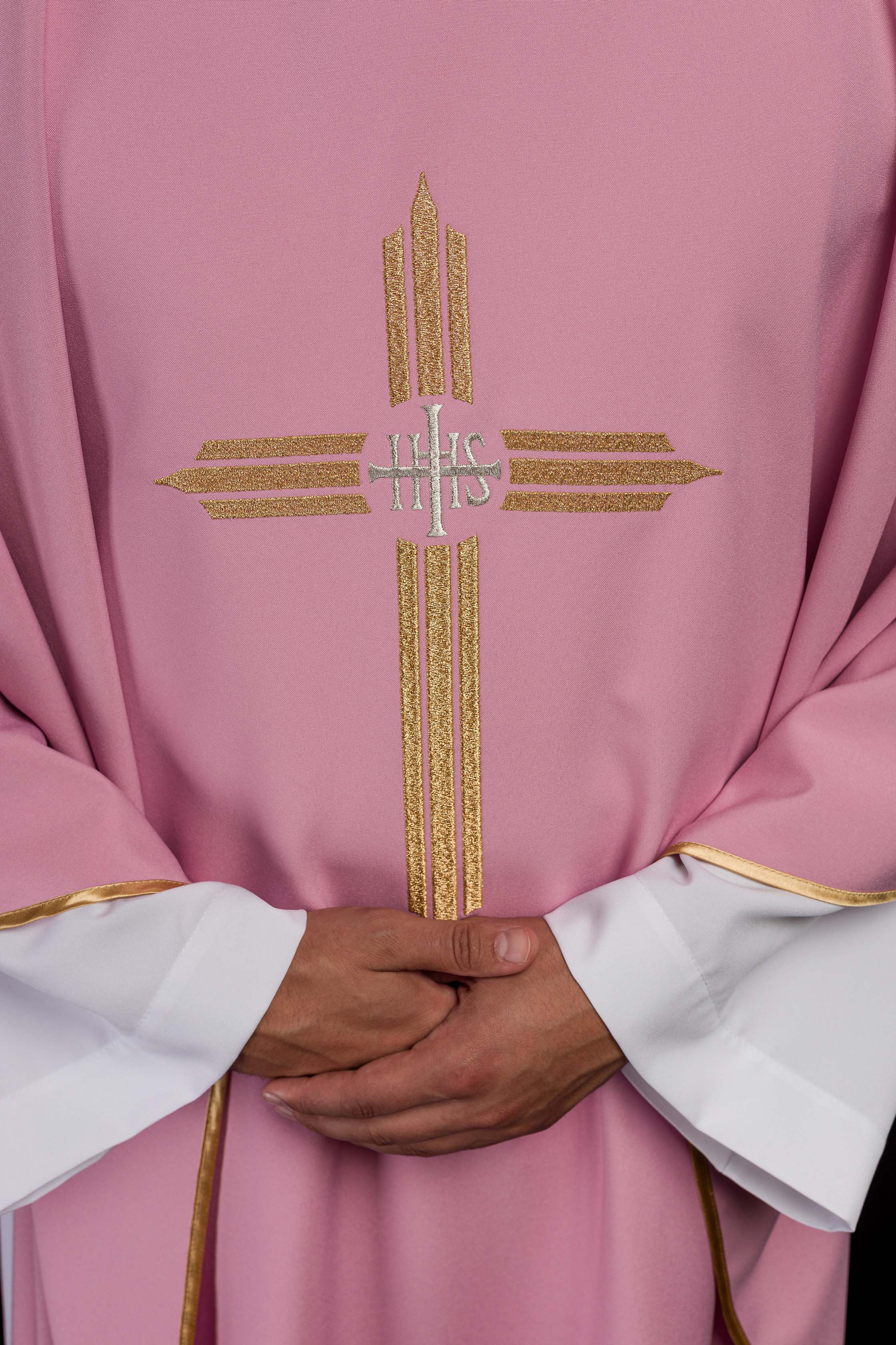 Casula rosa com bordado de cruz IHS
