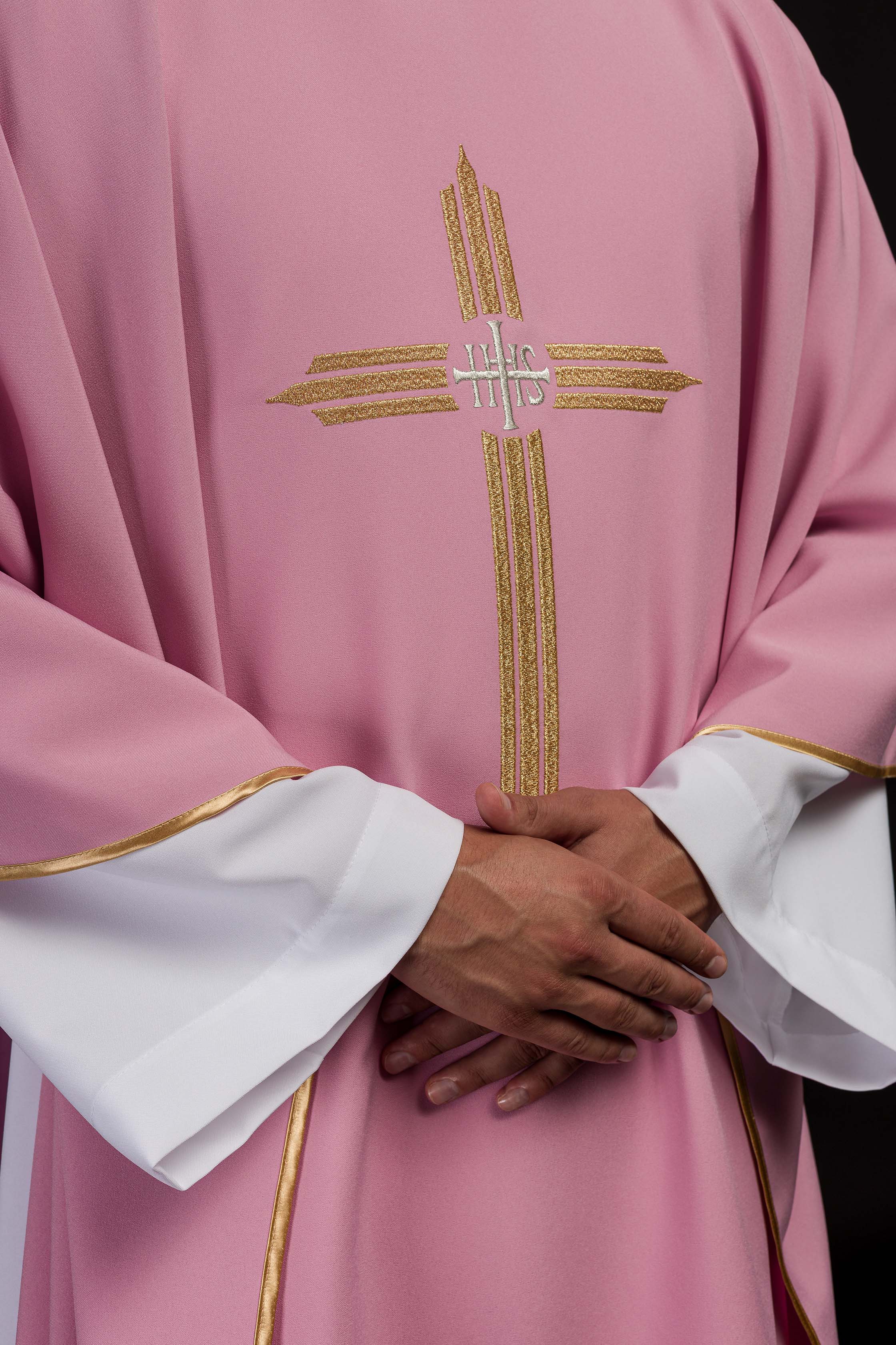 Casula rosa com bordado de cruz IHS
