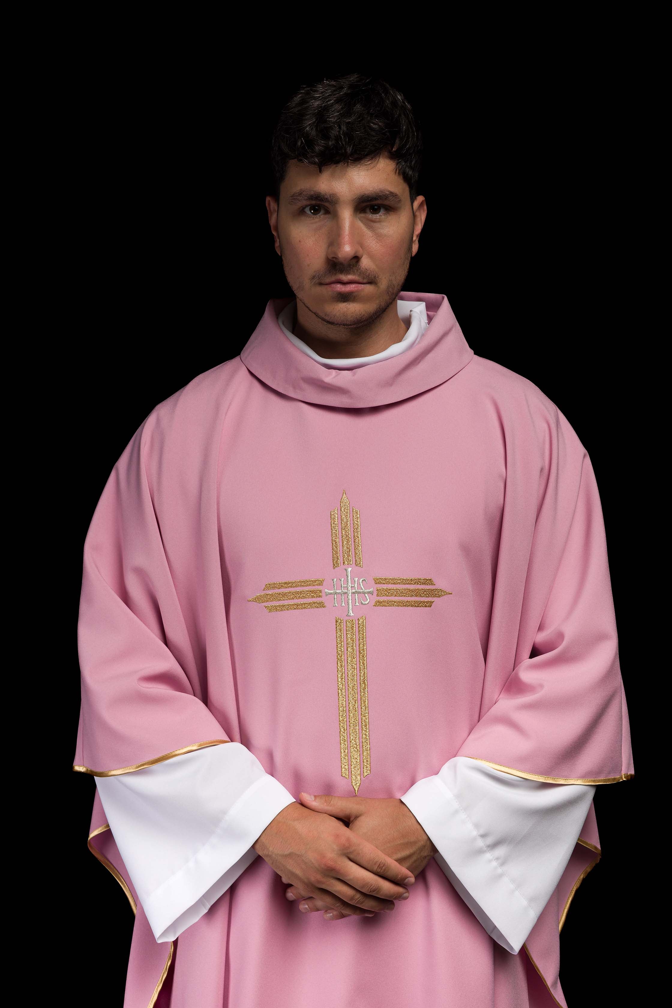 Casula rosa com bordado de cruz IHS