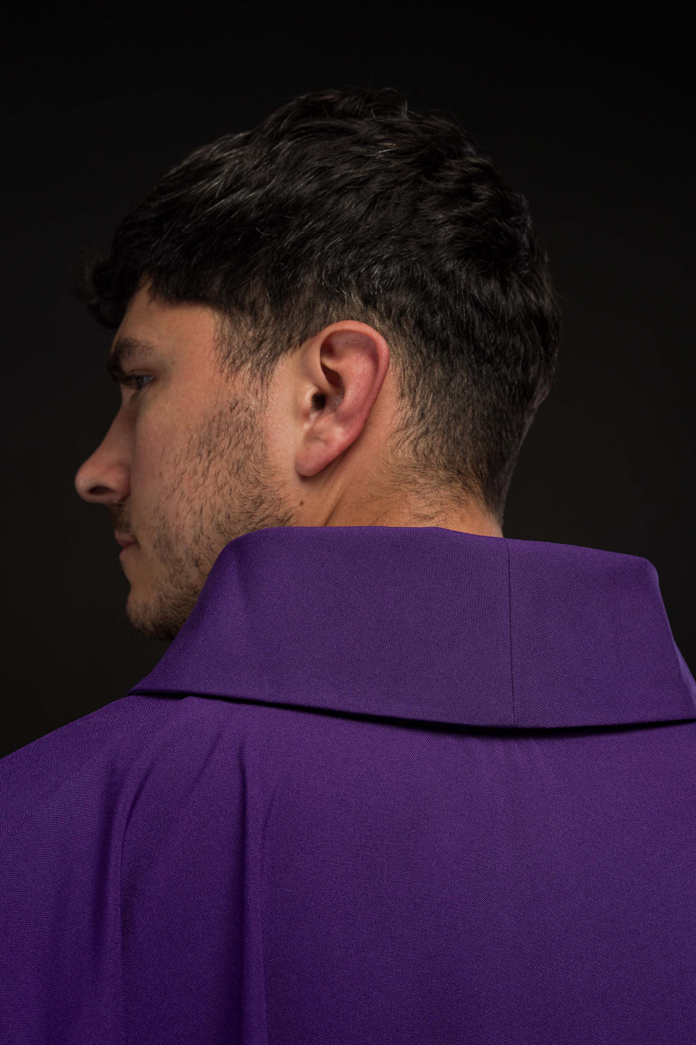 Casula roxa com cruz bordada a ouro