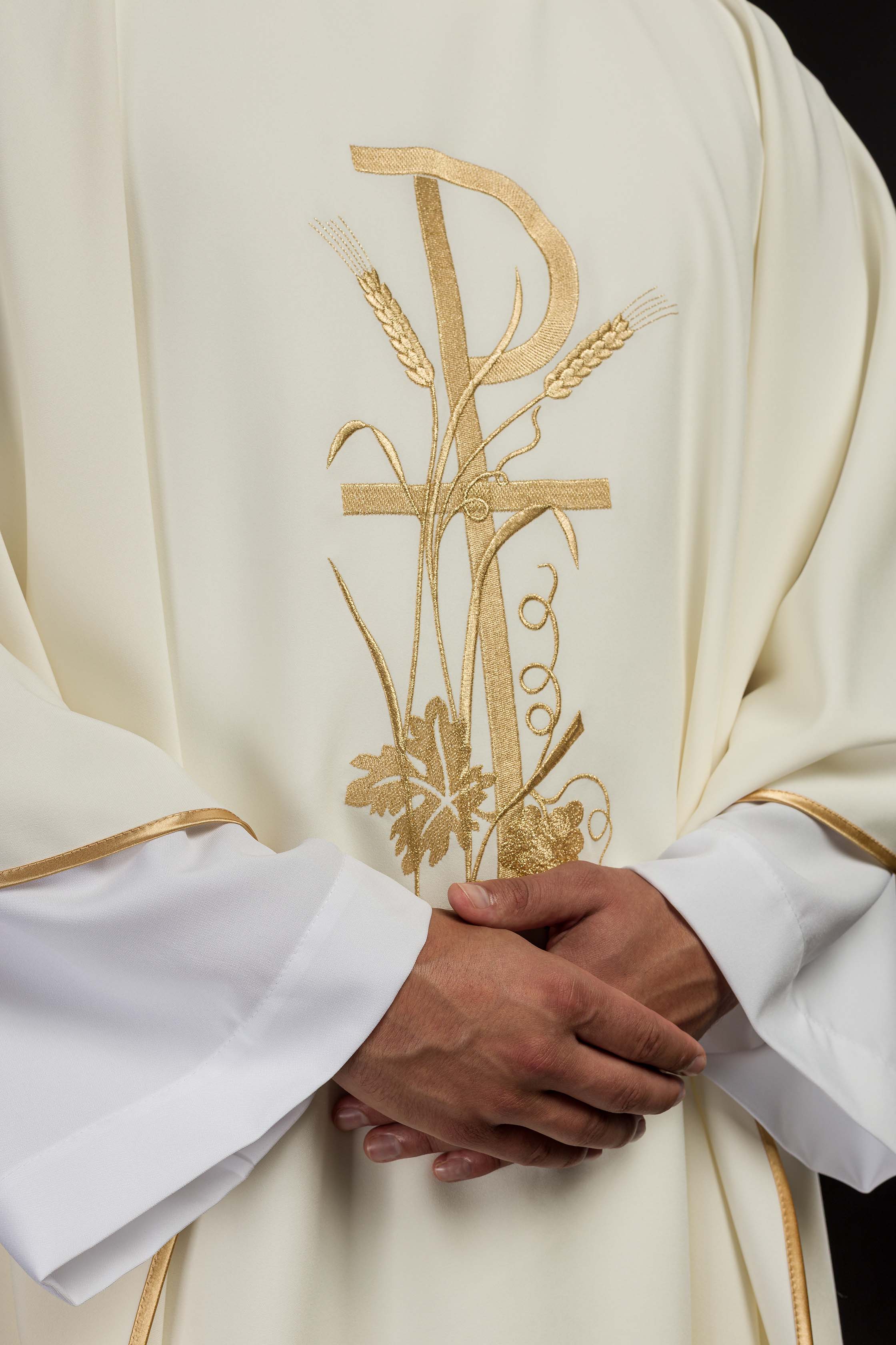Casula em marfim com cruz bordada a ouro