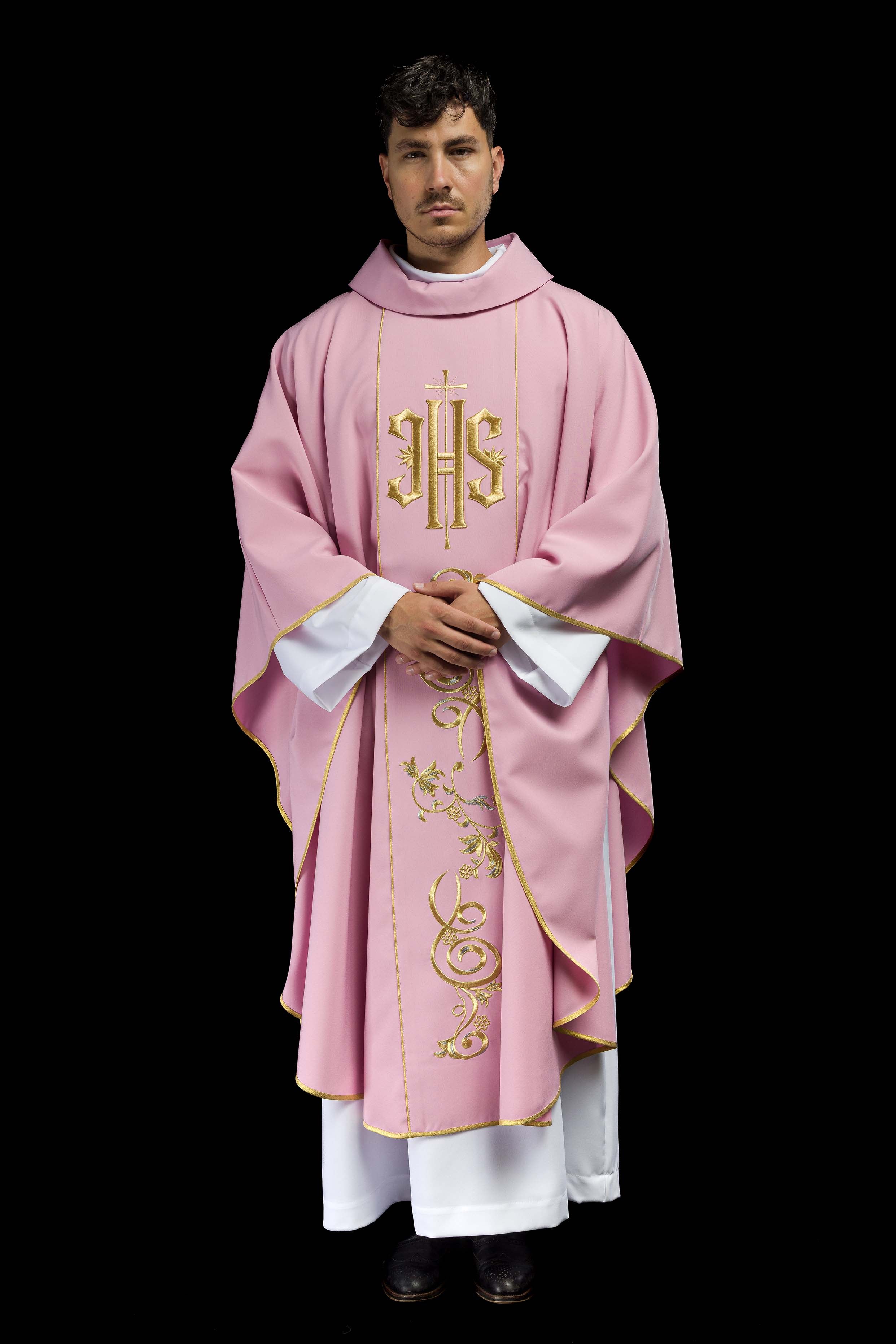 Casula rosa com bordado IHS dourado e ornamento floral