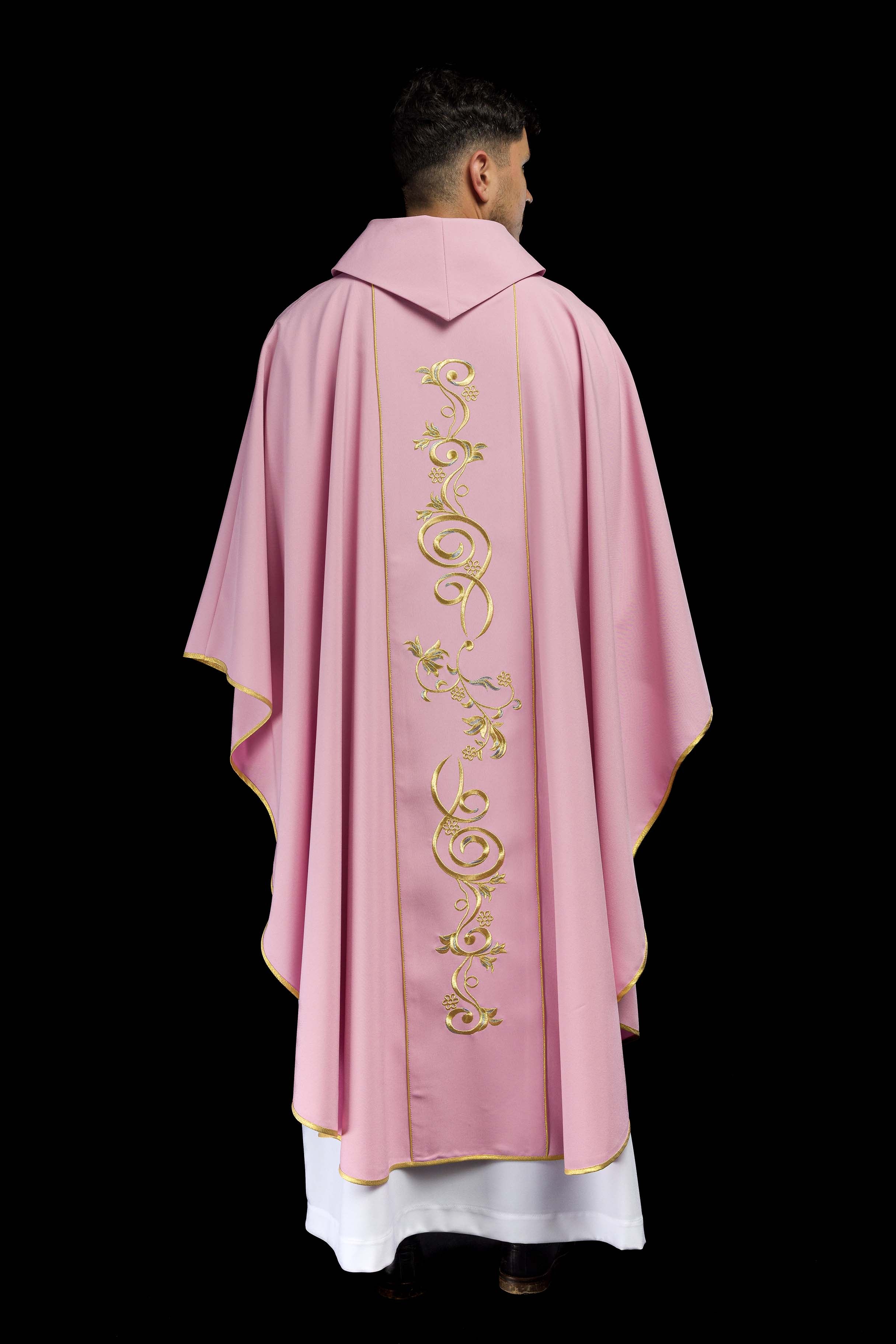 Casula rosa com bordado IHS dourado e ornamento floral