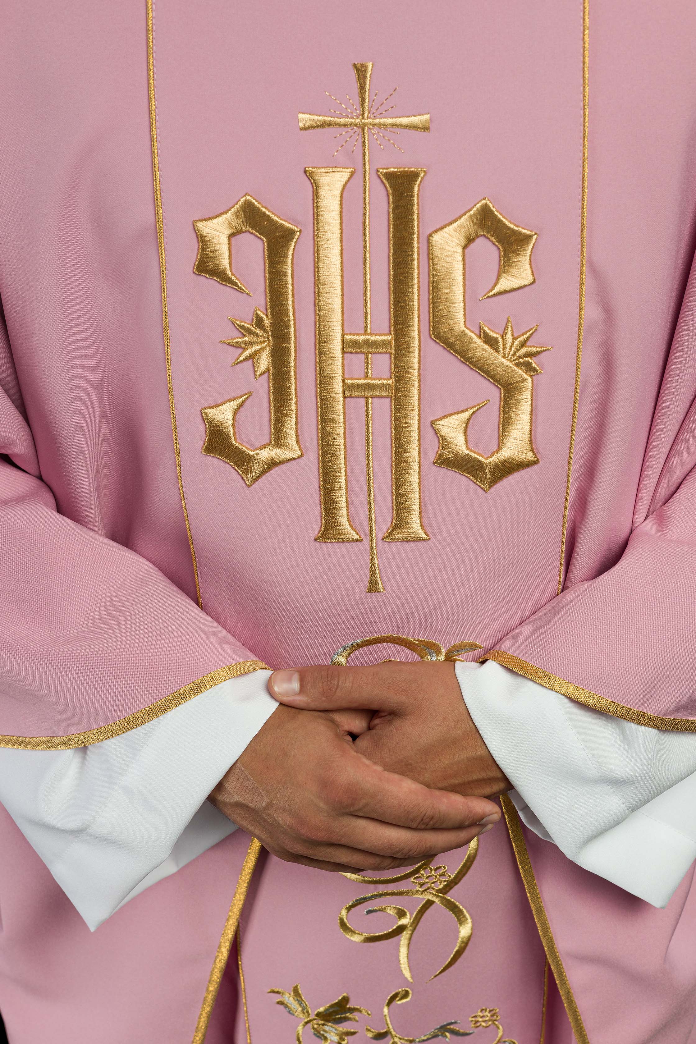 Casula rosa com bordado IHS dourado e ornamento floral