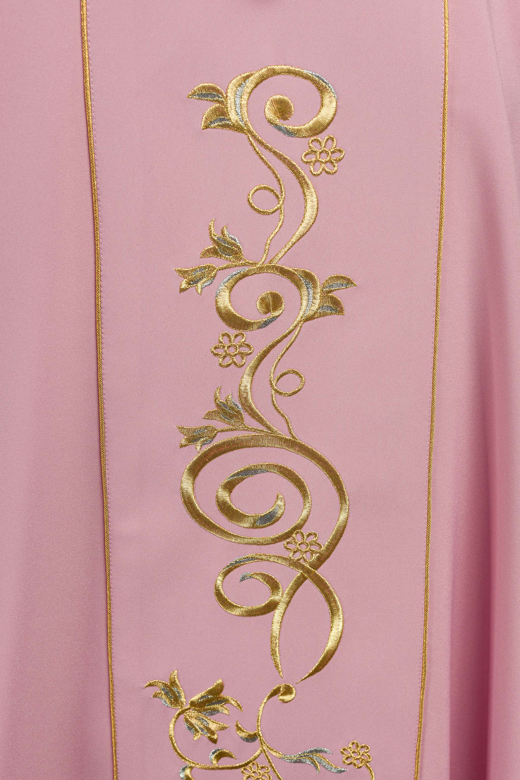 Casula rosa com bordado IHS dourado e ornamento floral