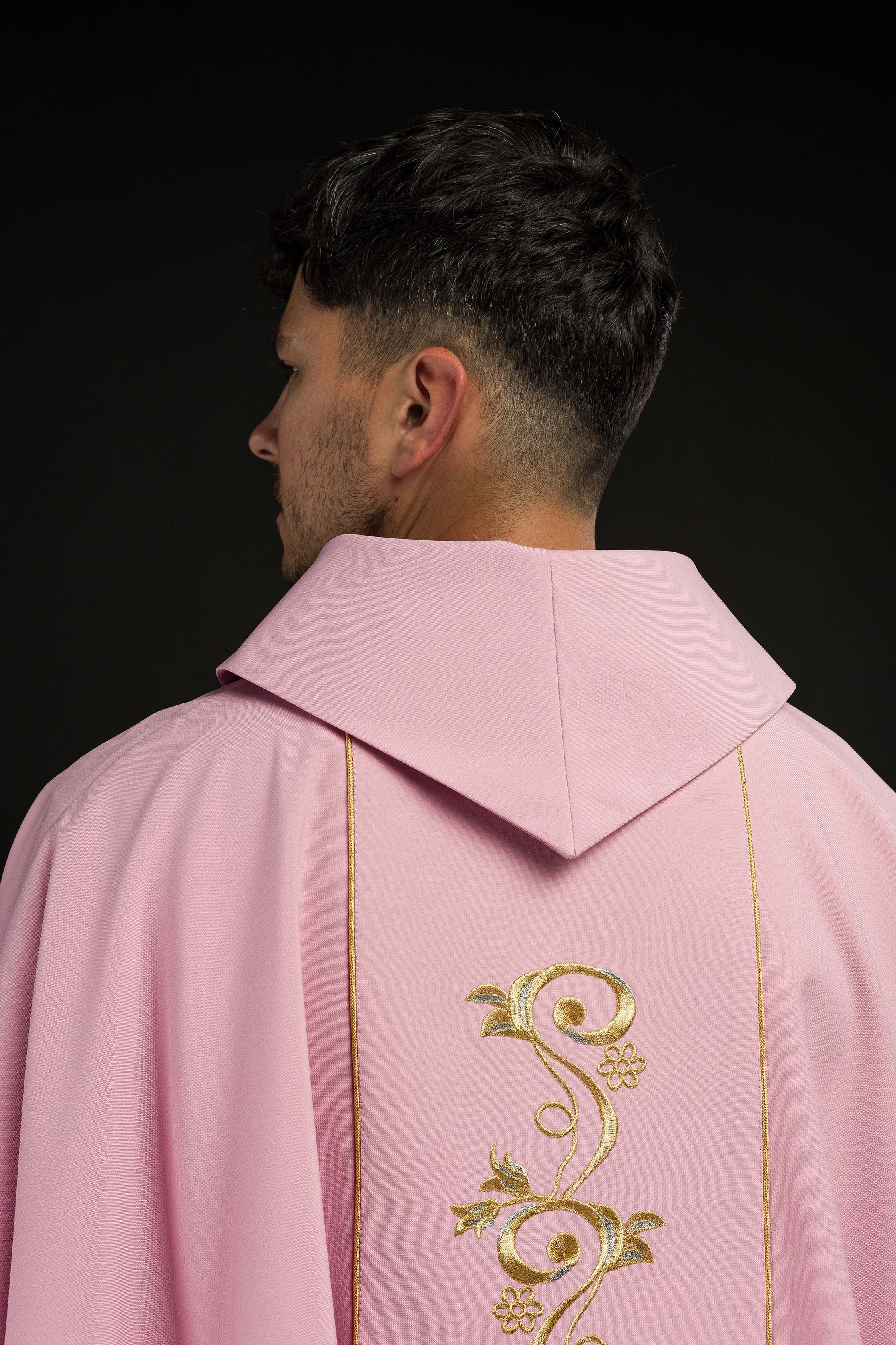 Casula rosa com bordado IHS dourado e ornamento floral
