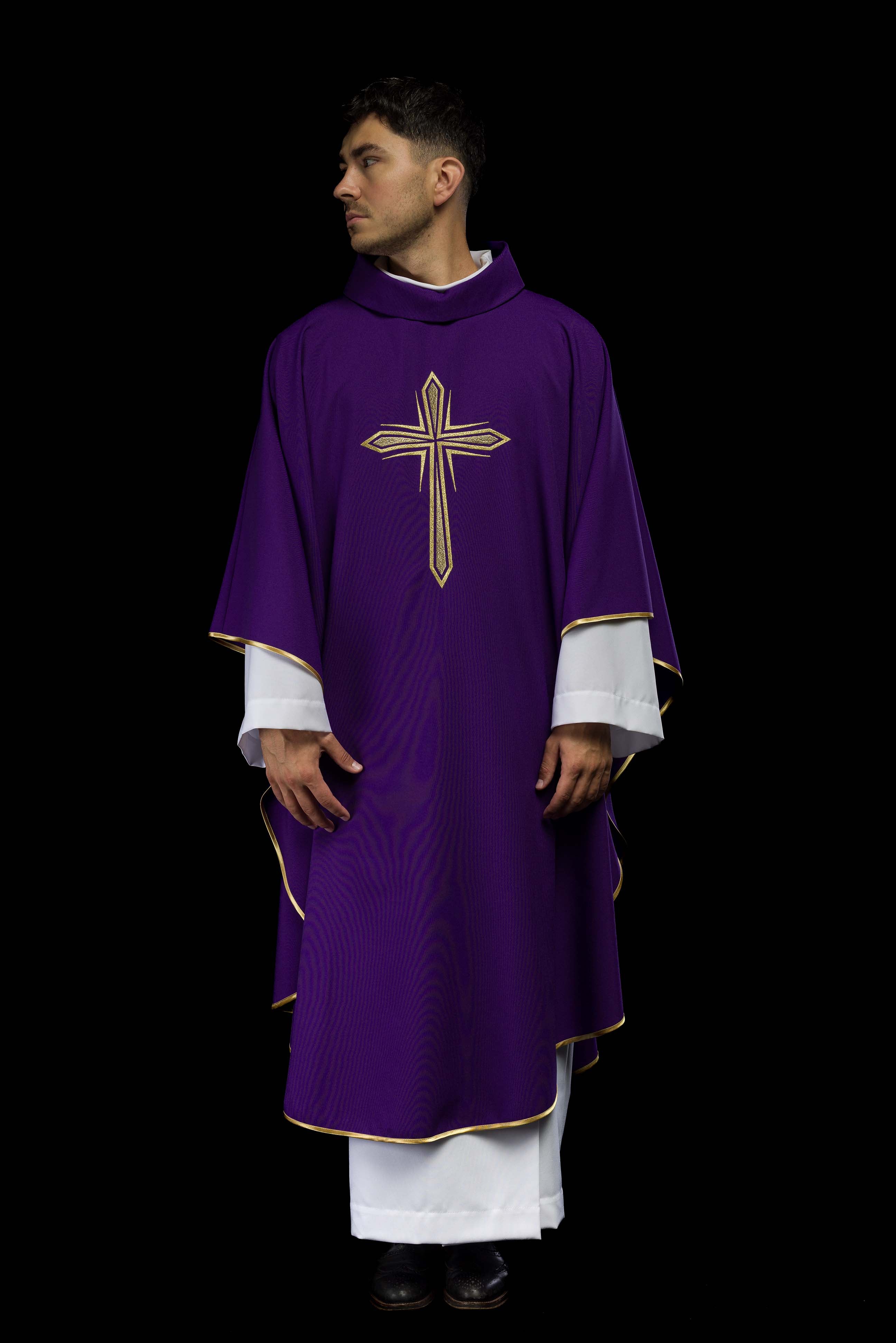 Casula roxa com cruz bordada