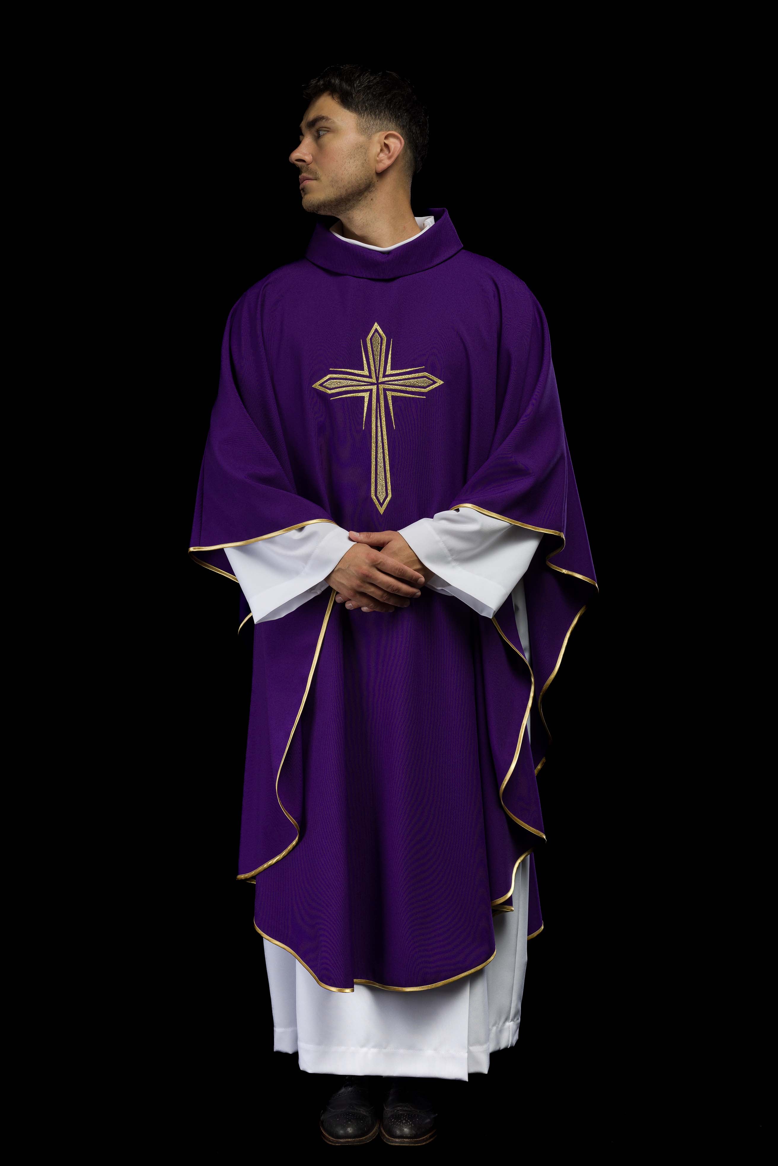 Casula roxa com cruz bordada