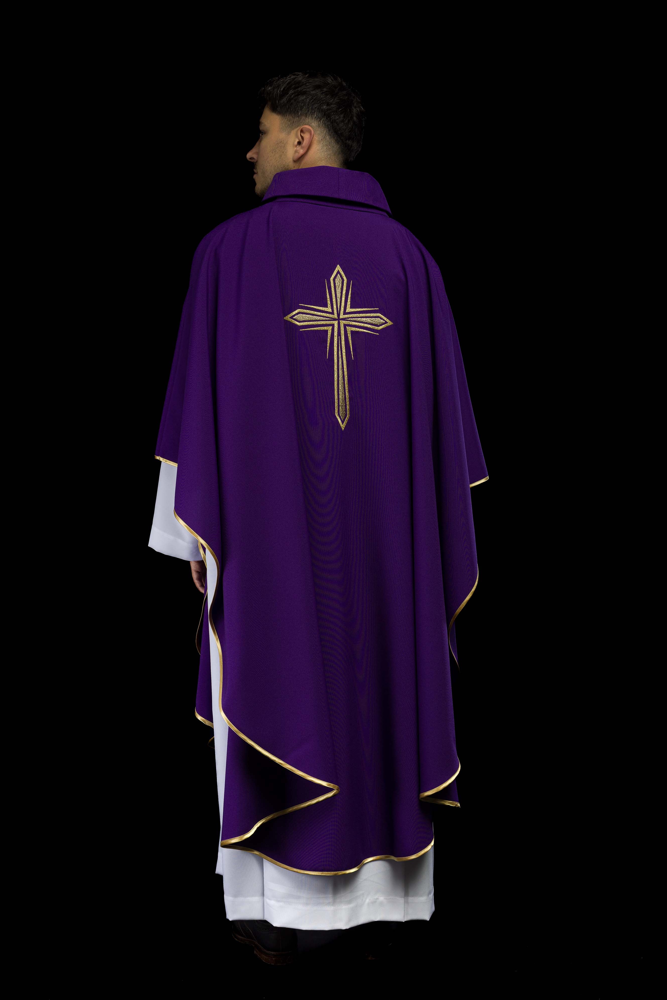 Casula roxa com cruz bordada
