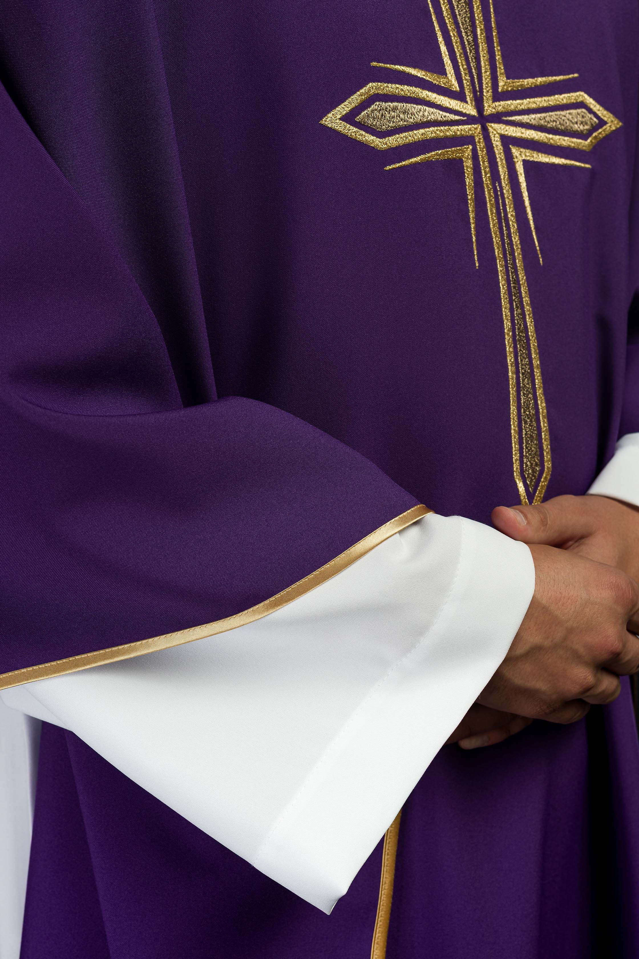 Casula roxa com cruz bordada