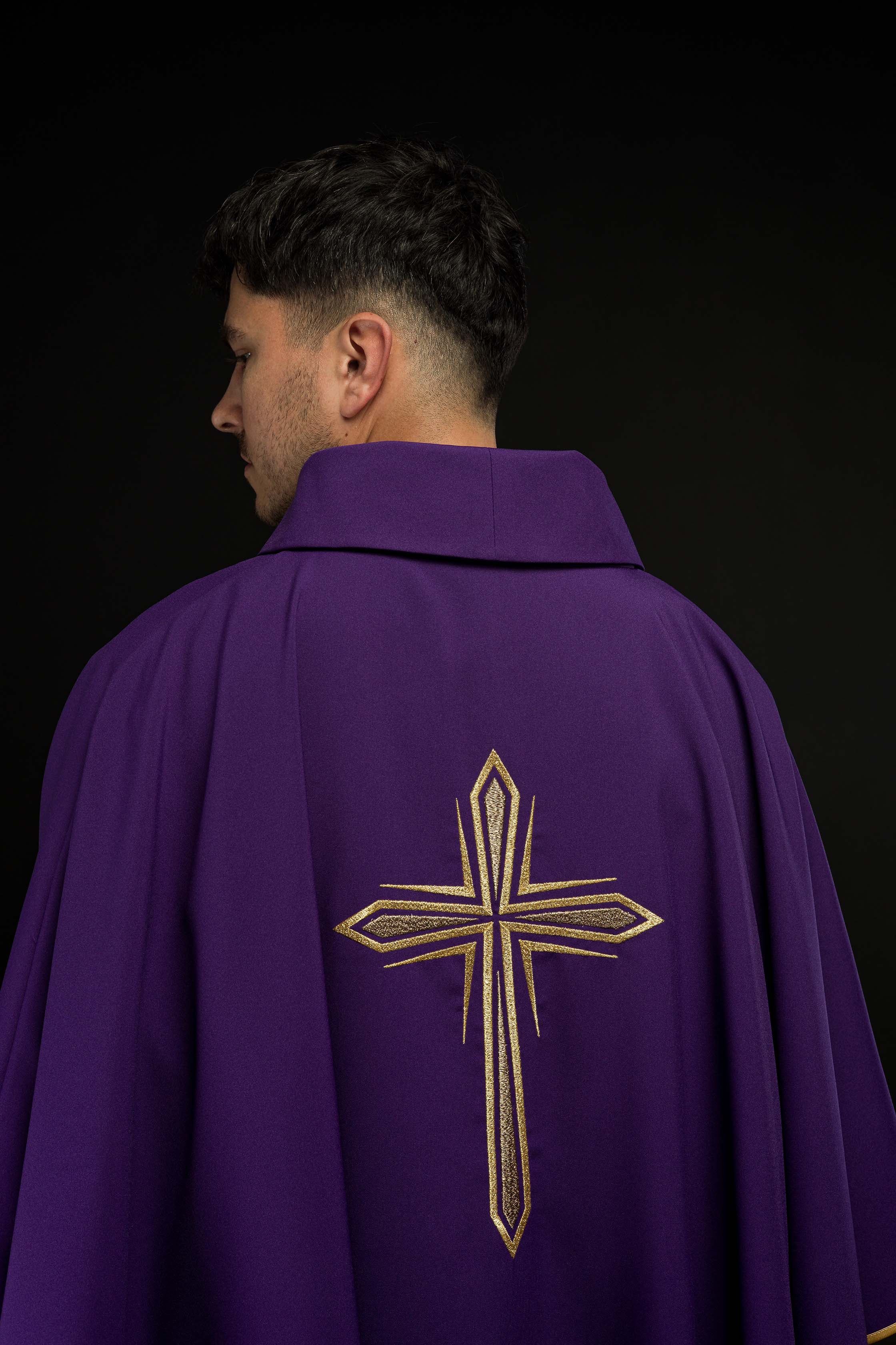 Casula roxa com cruz bordada