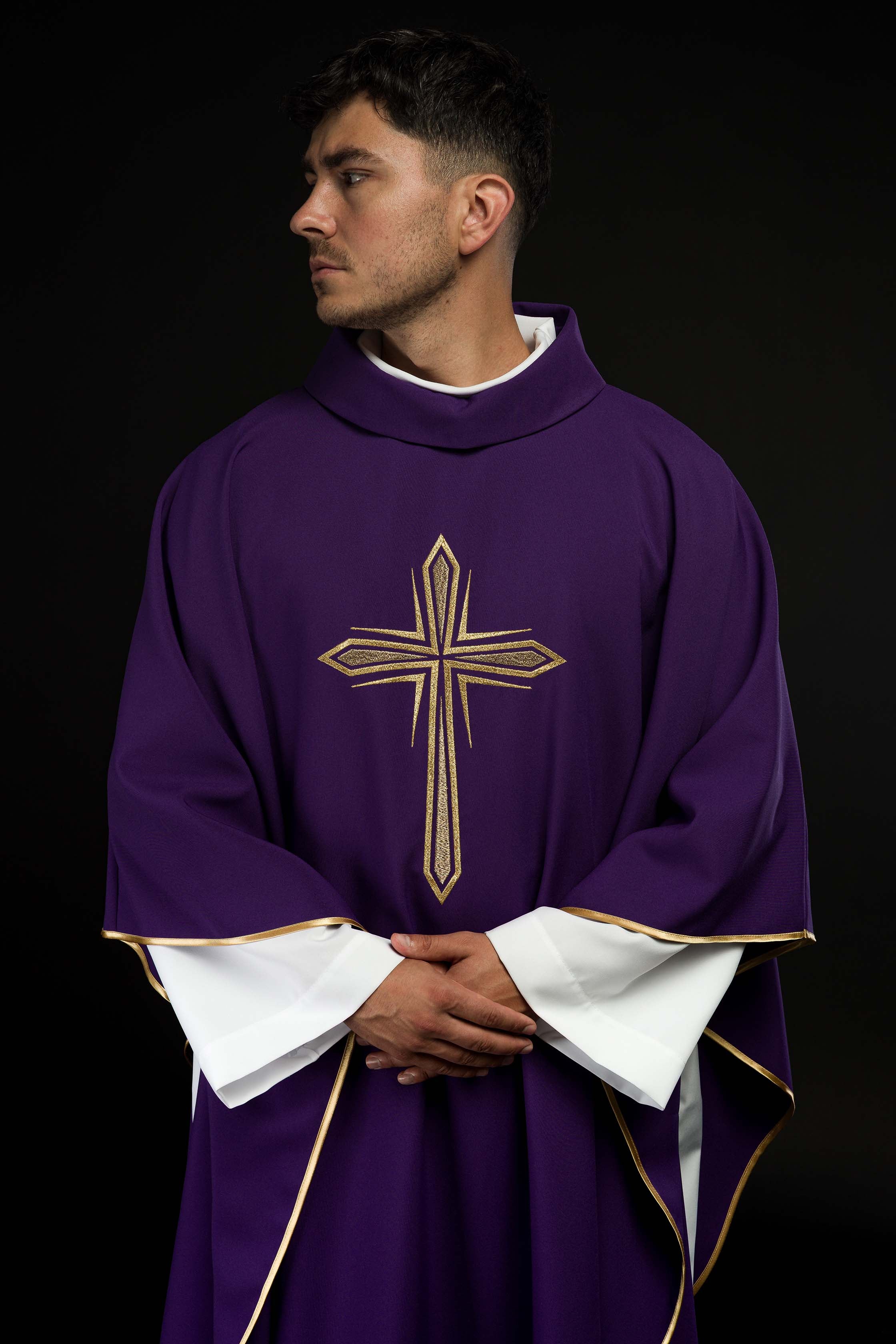 Casula roxa com cruz bordada
