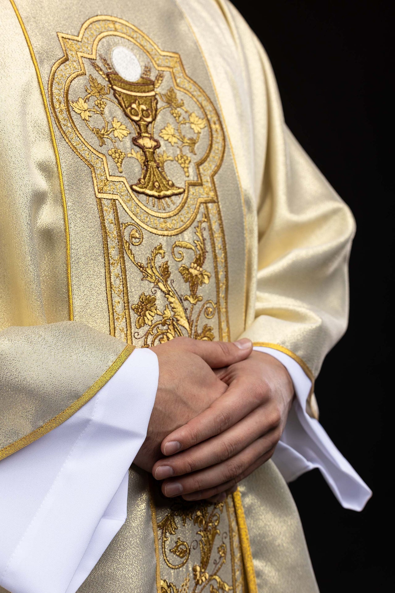 Ornat z haftem kielicha eucharystycznego w kolorze złotym - ORNATY.PL