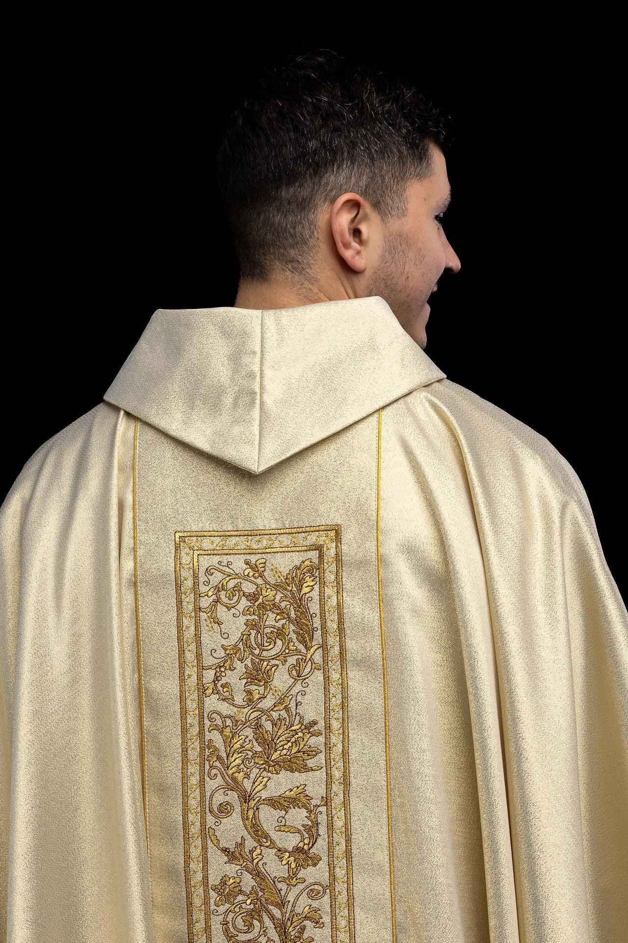 Ornat z haftem kielicha eucharystycznego w kolorze złotym - ORNATY.PL