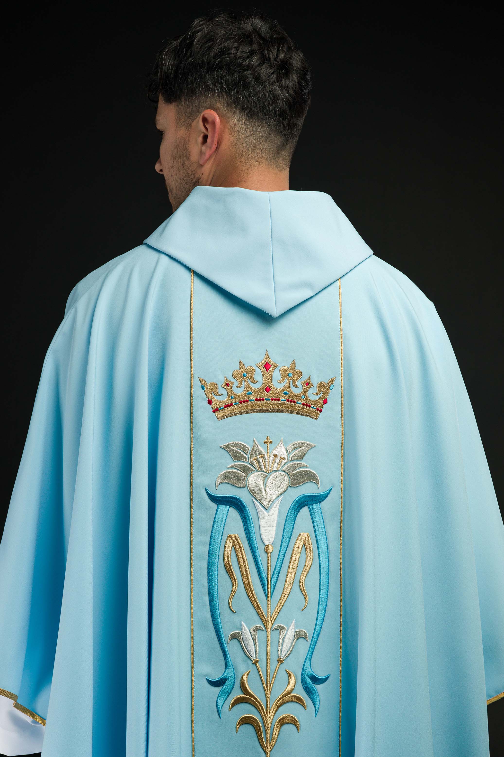 Casula Mariana Azul com bordado de Lírio e Coroa