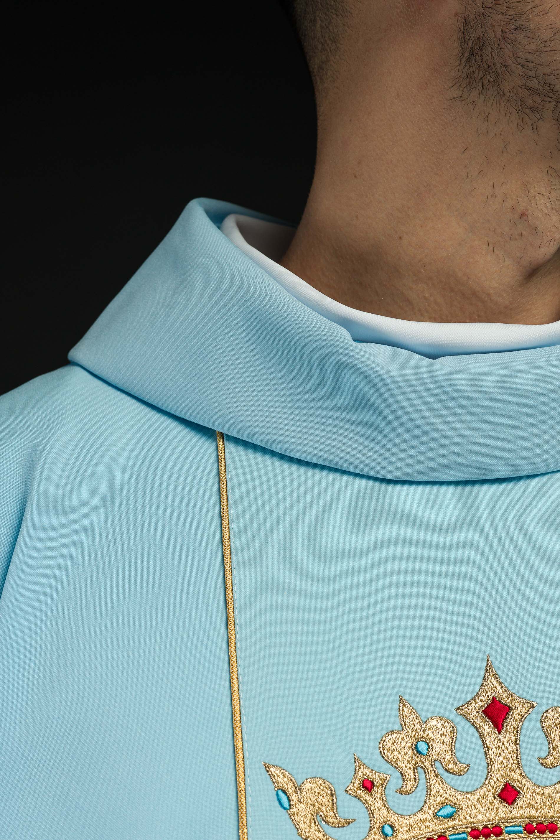 Casula Mariana Azul com bordado de Lírio e Coroa