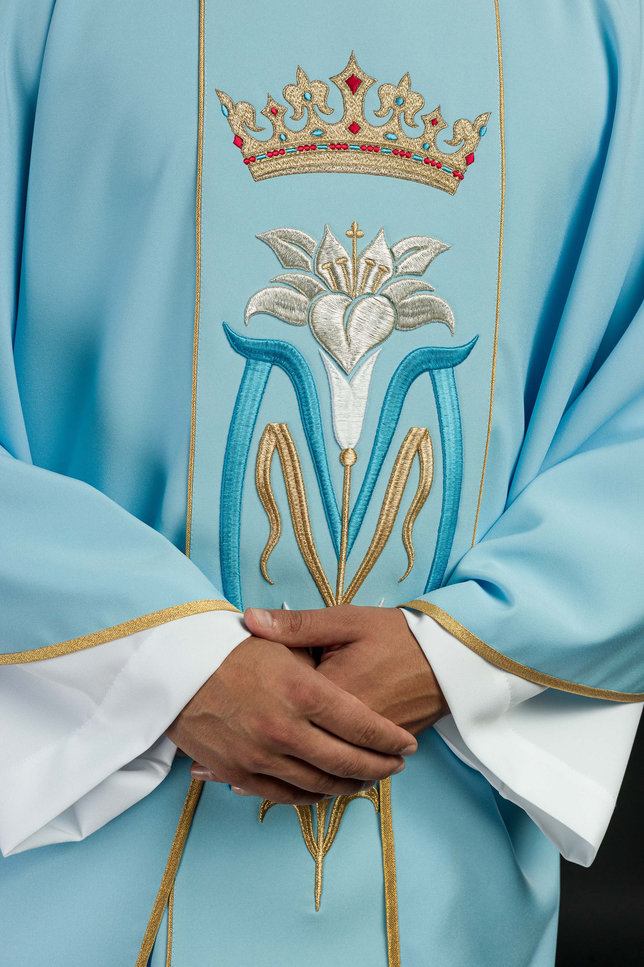 Casula Mariana Azul com bordado de Lírio e Coroa
