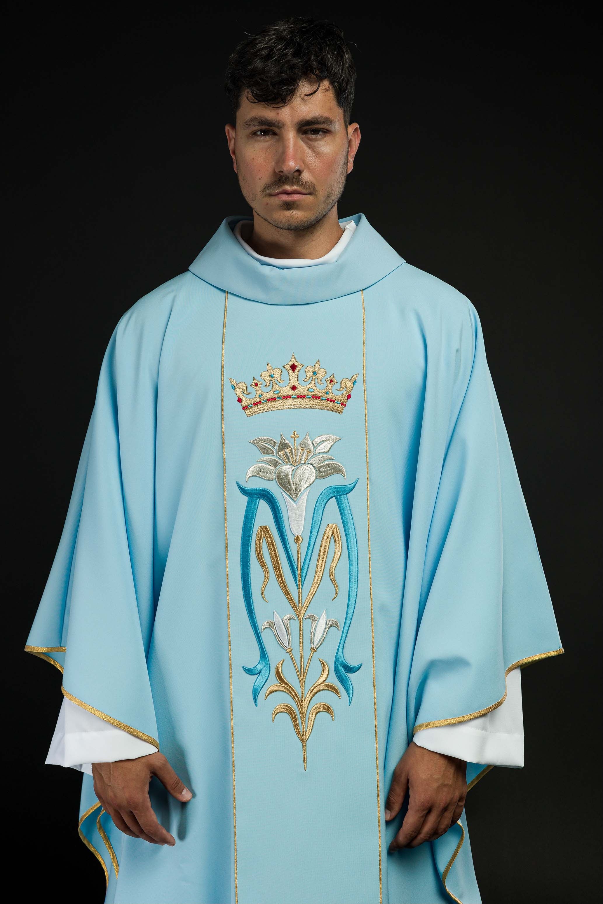 Casula Mariana Azul com bordado de Lírio e Coroa