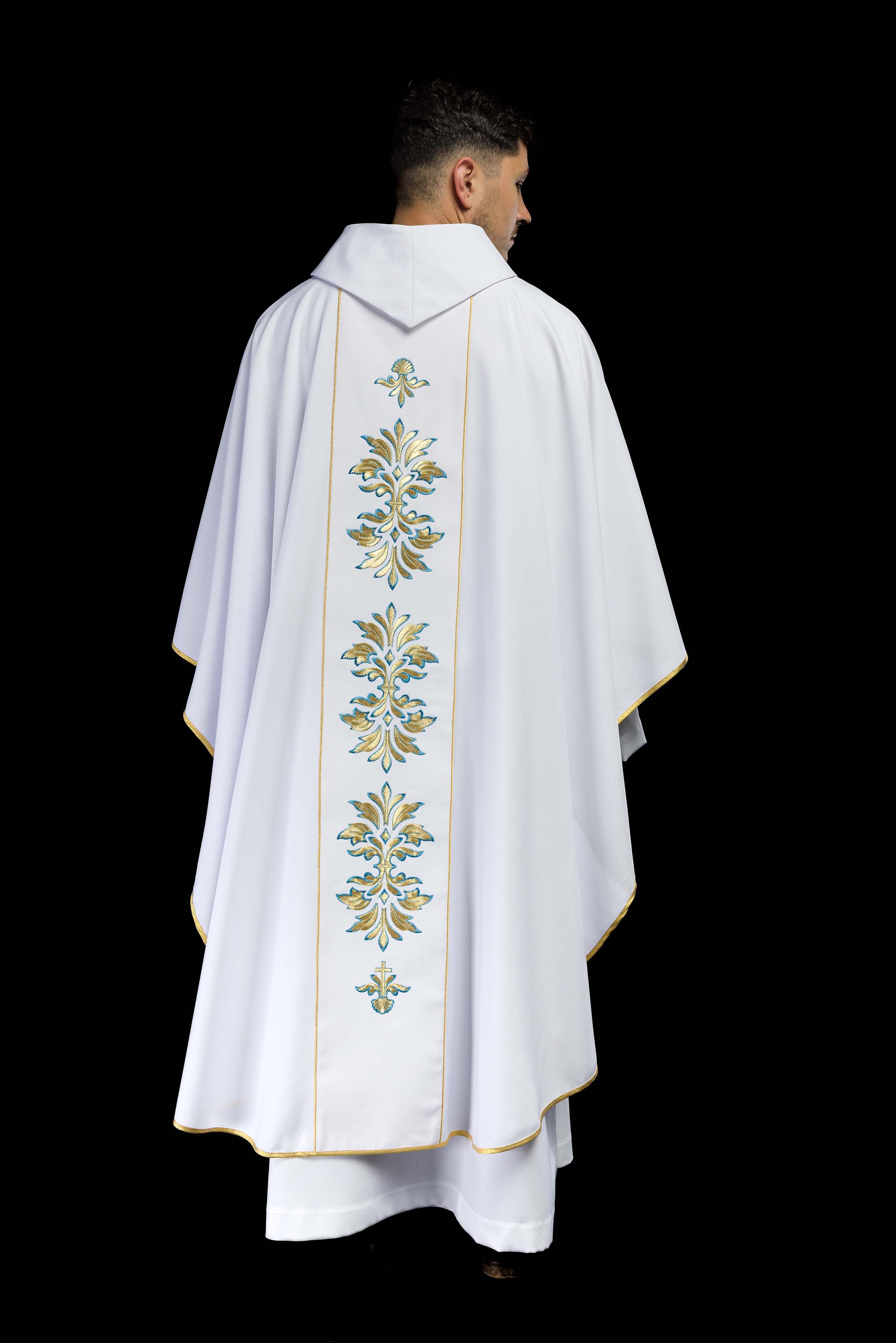 Casula Mariana Branca com ornamentos bordados e Coroa