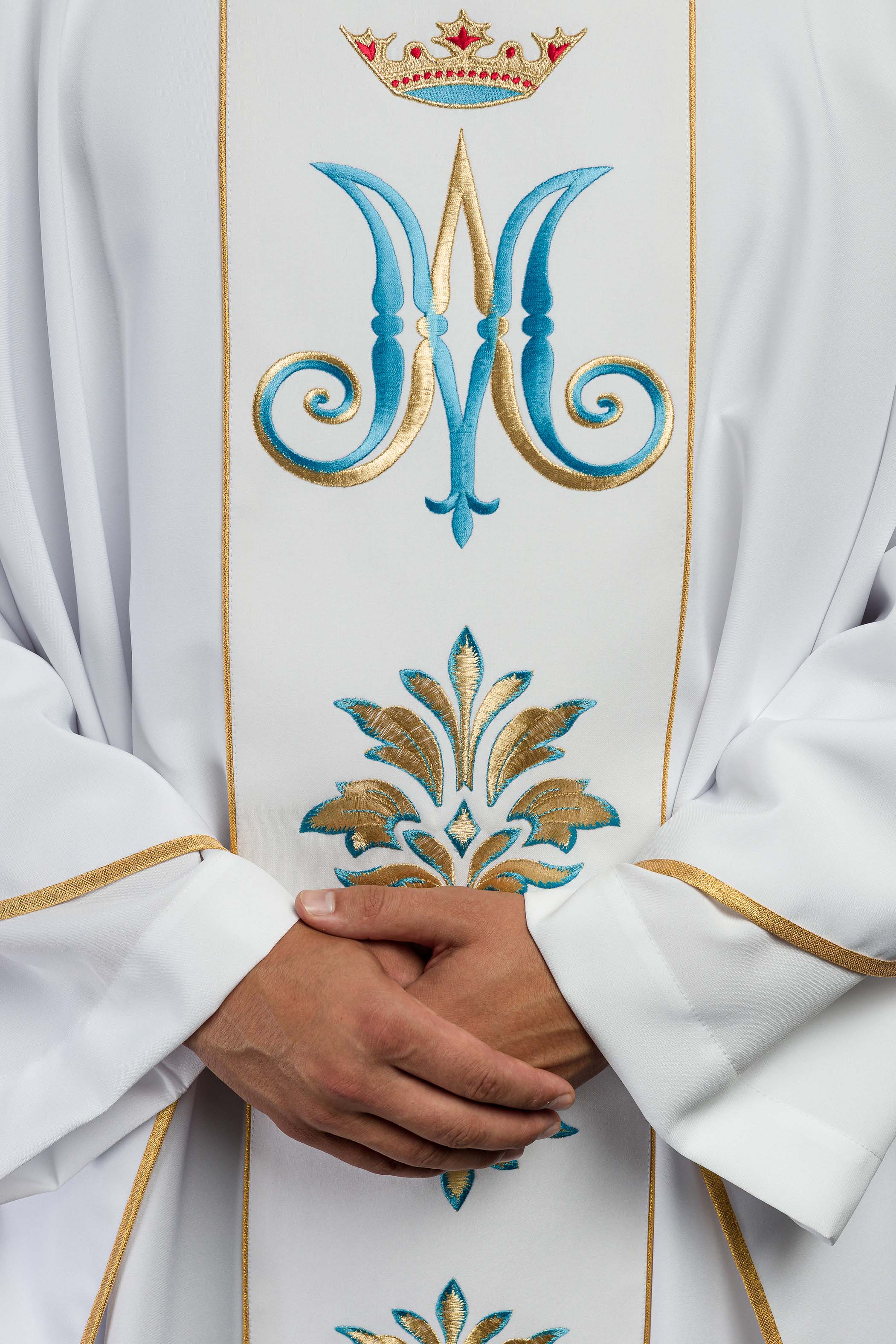 Casula Mariana Branca com ornamentos bordados e Coroa