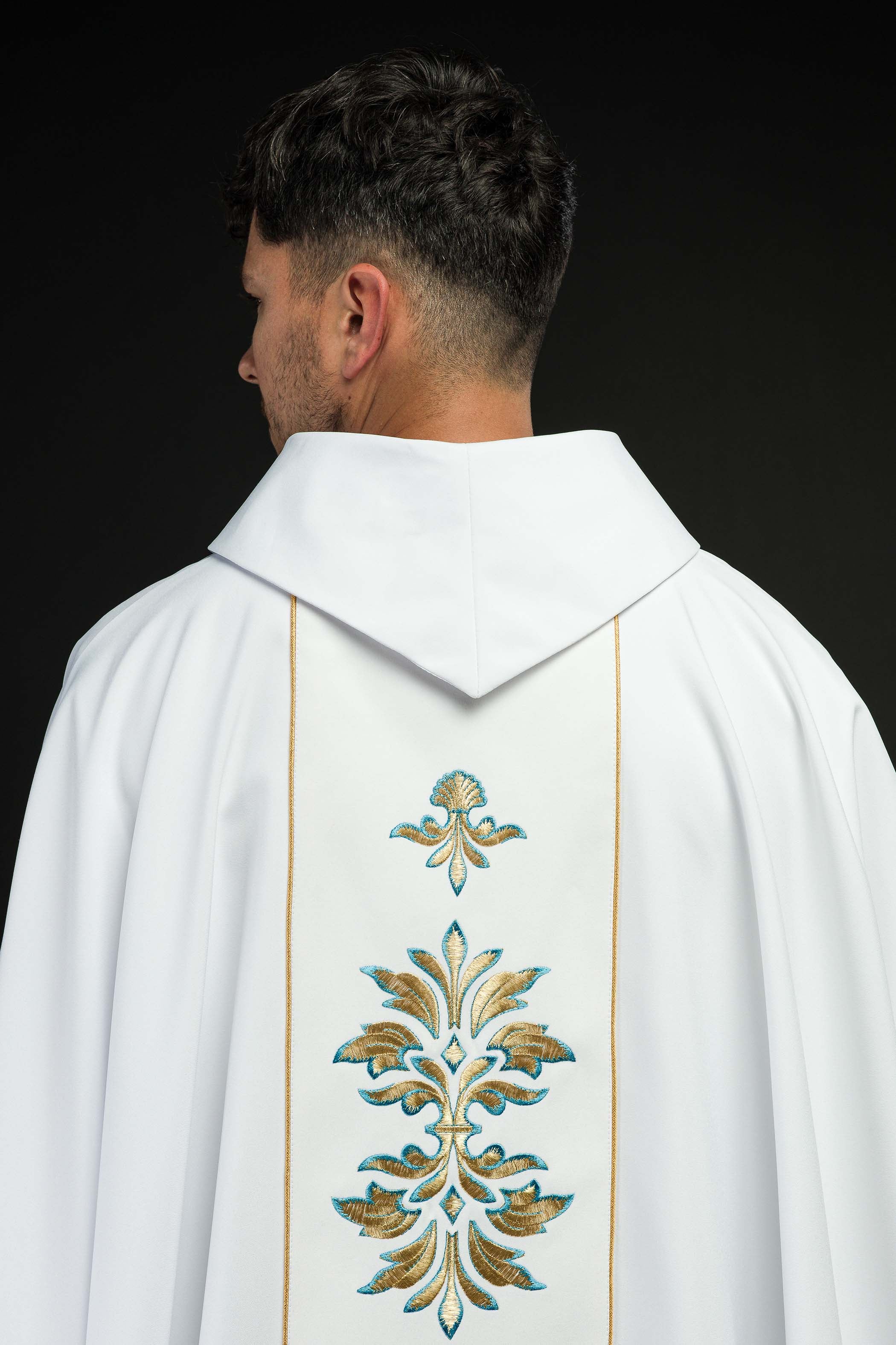 Casula Mariana Branca com ornamentos bordados e Coroa