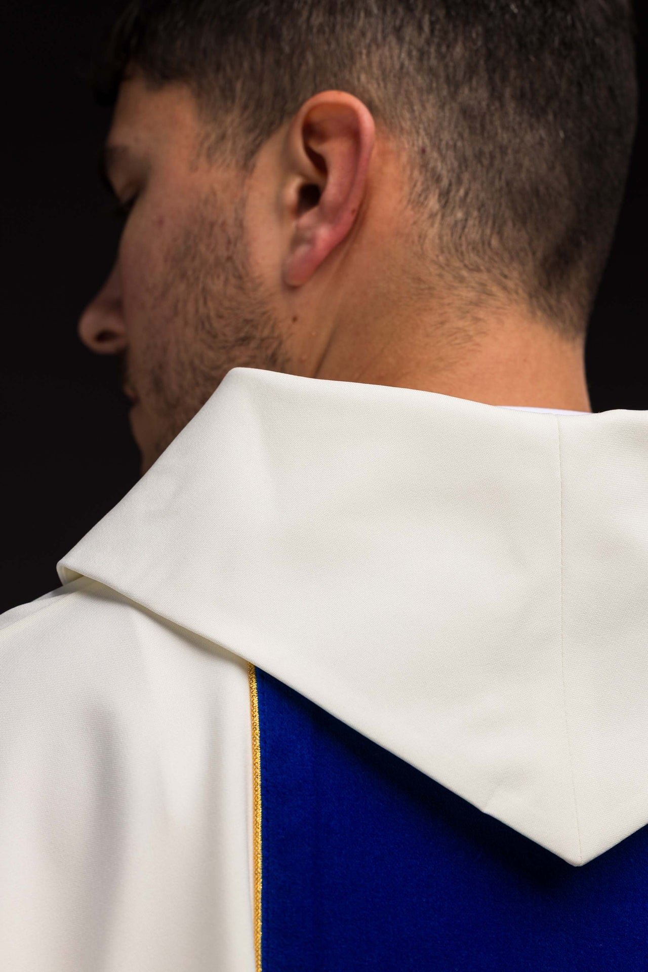 Casulla litúrgica mariana con franja bordada en azul