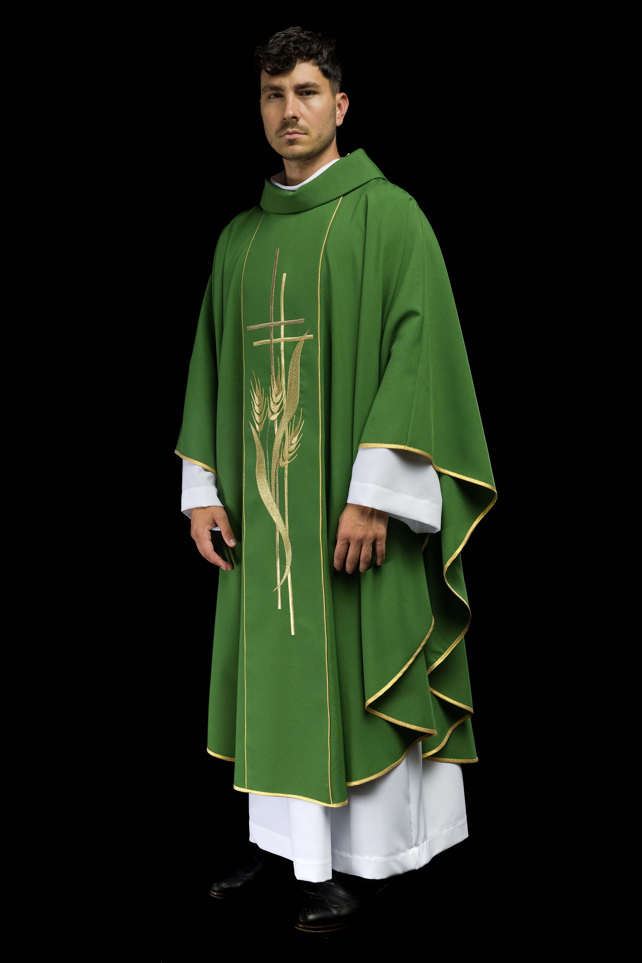 Casula verde com cruz bordada e espigas de trigo
