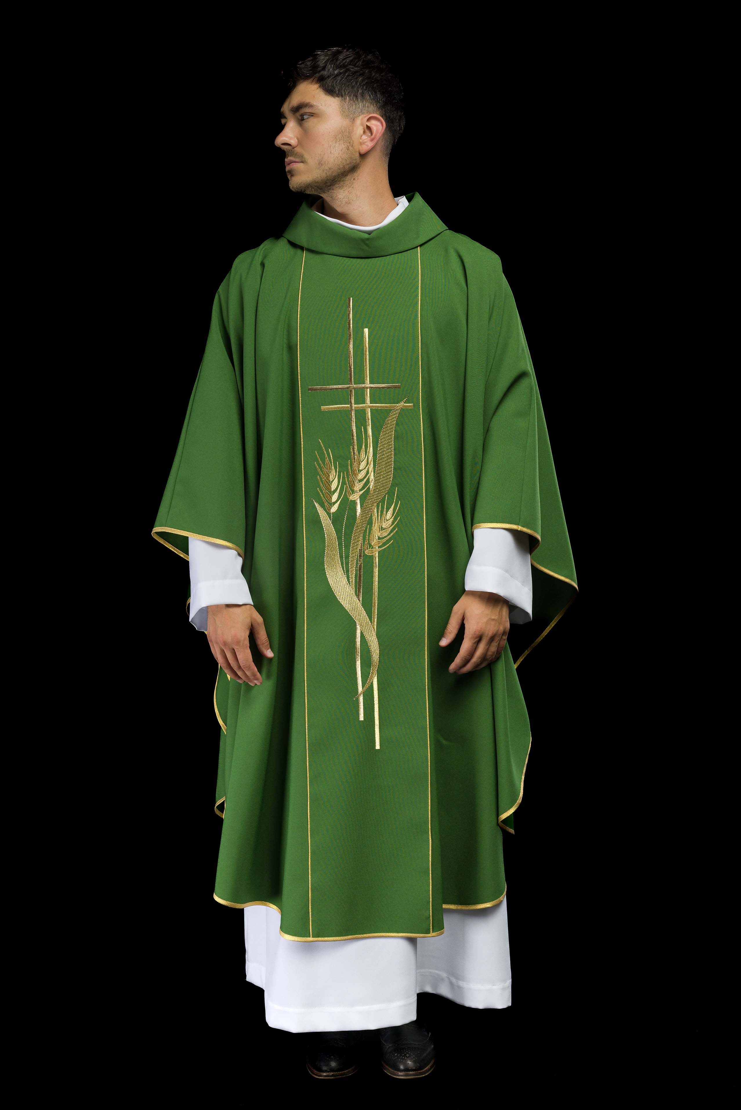 Casula verde com cruz bordada e espigas de trigo