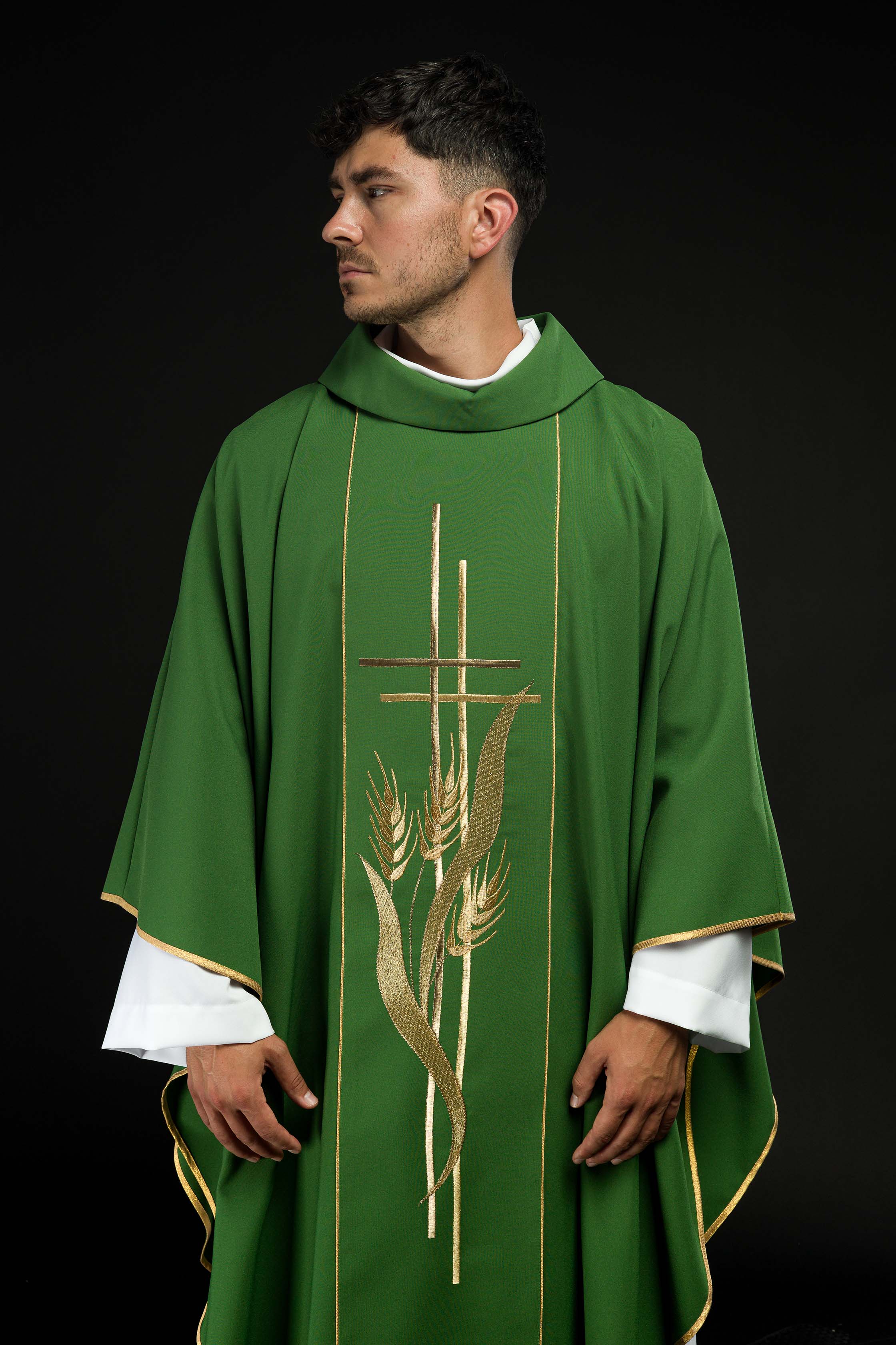 Casula verde com cruz bordada e espigas de trigo