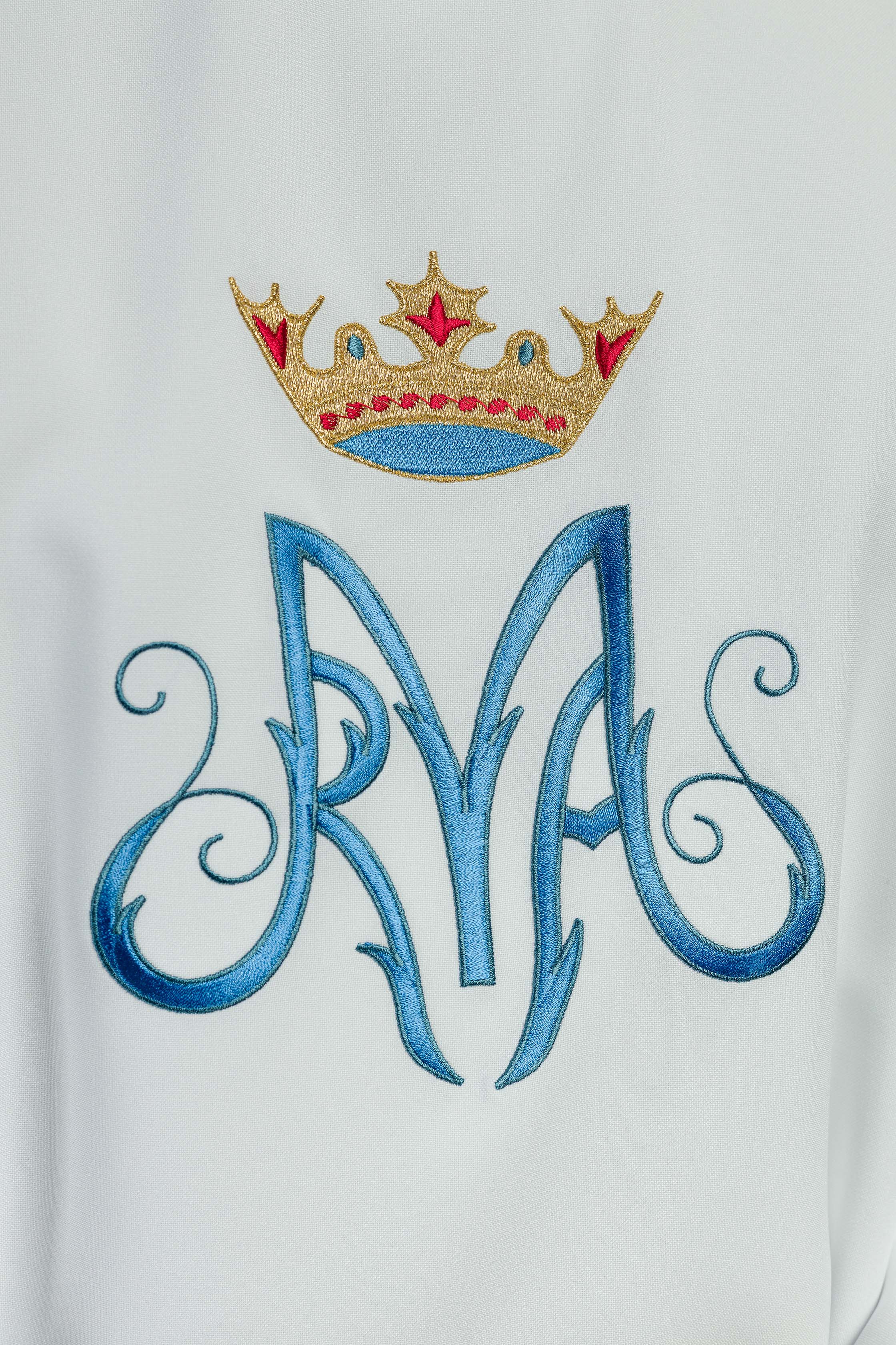 Casula mariana branca com bordado