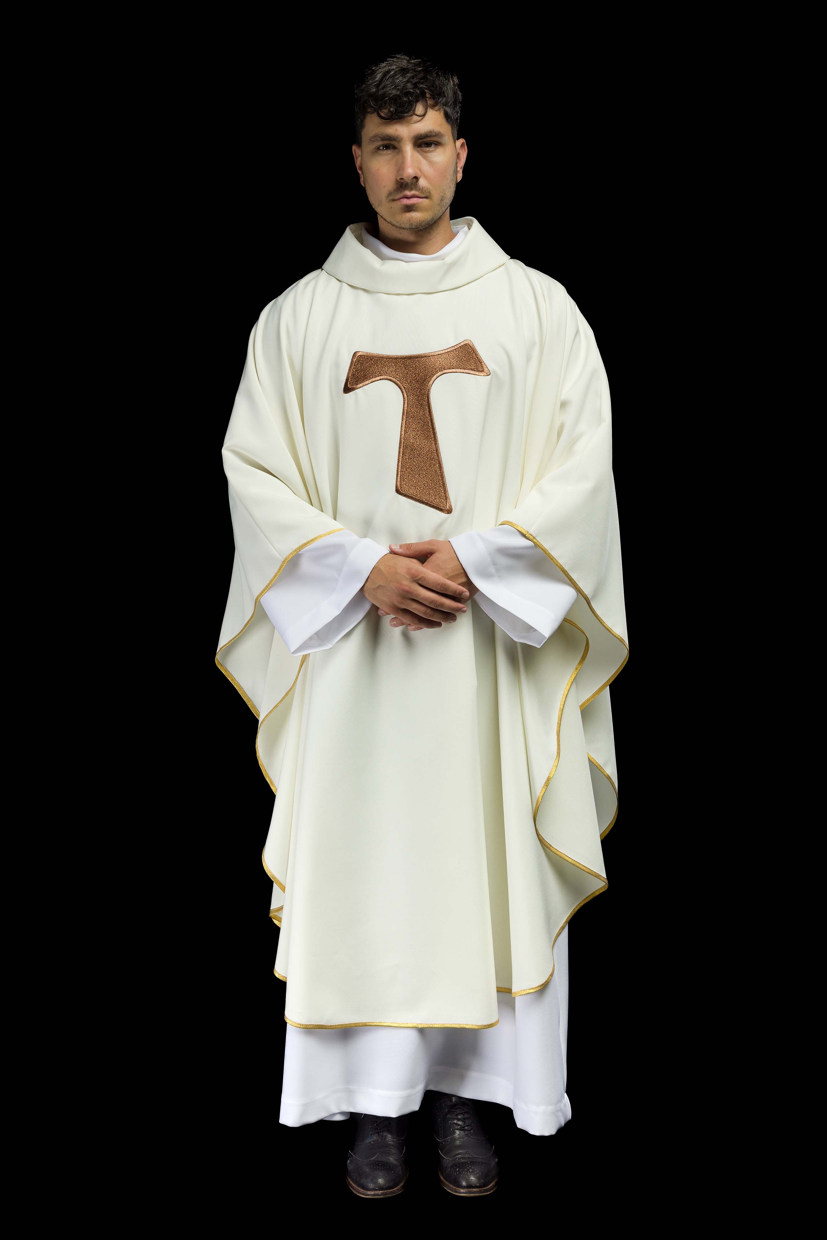 Casula em marfim com cruz franciscana bordada TAU, gola redonda