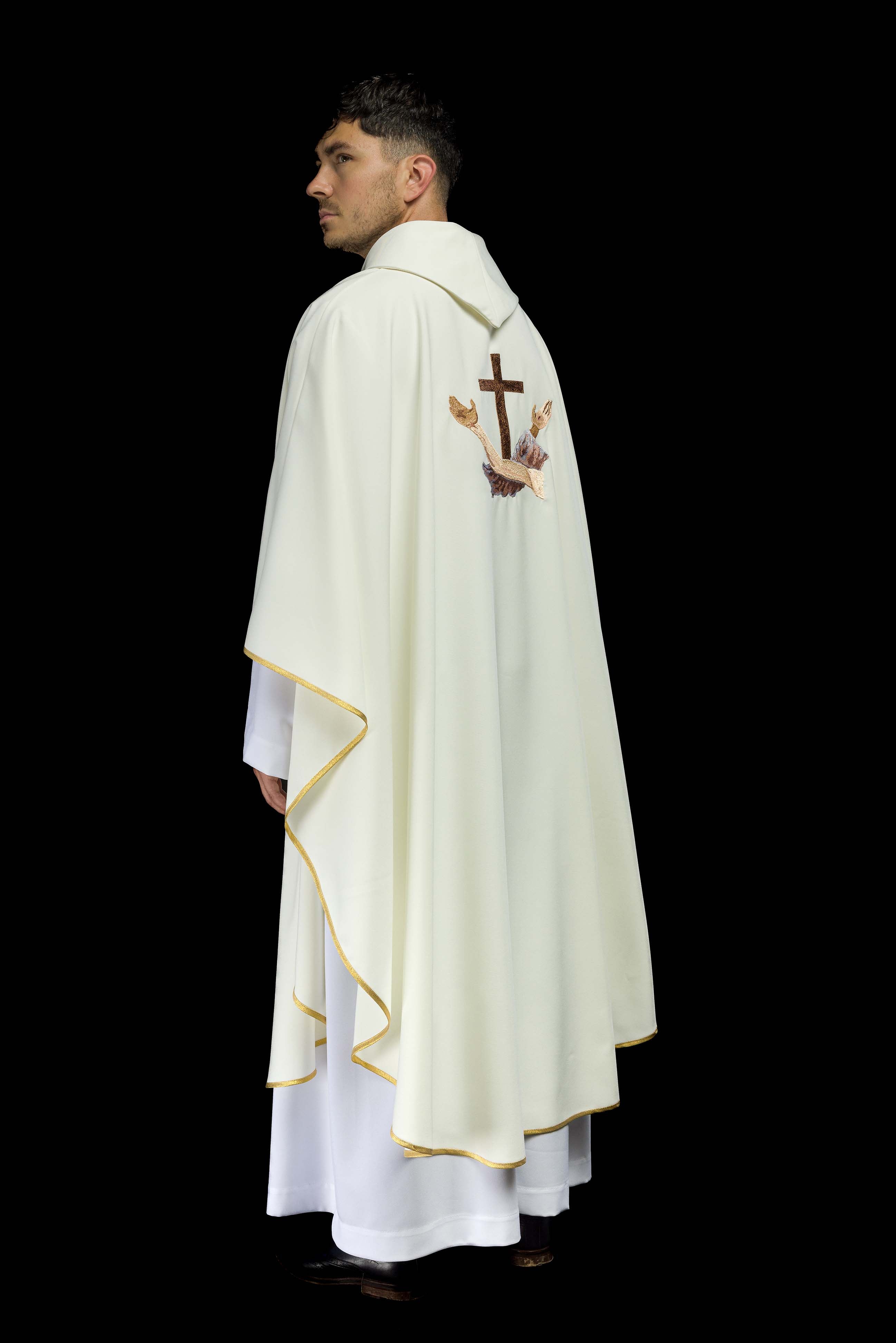 Casula em marfim com cruz franciscana bordada TAU, gola redonda