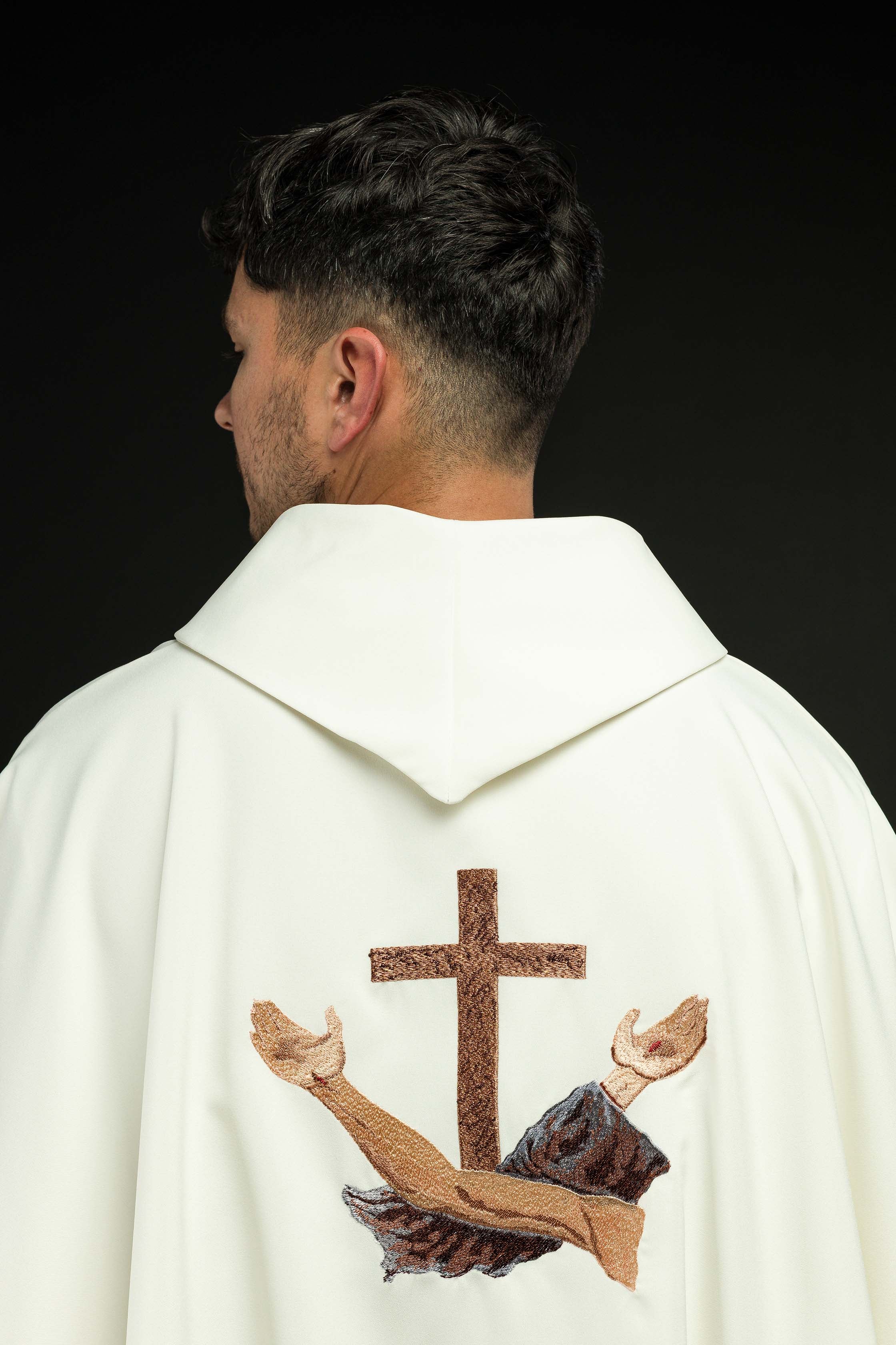 Casula em marfim com cruz franciscana bordada TAU, gola redonda