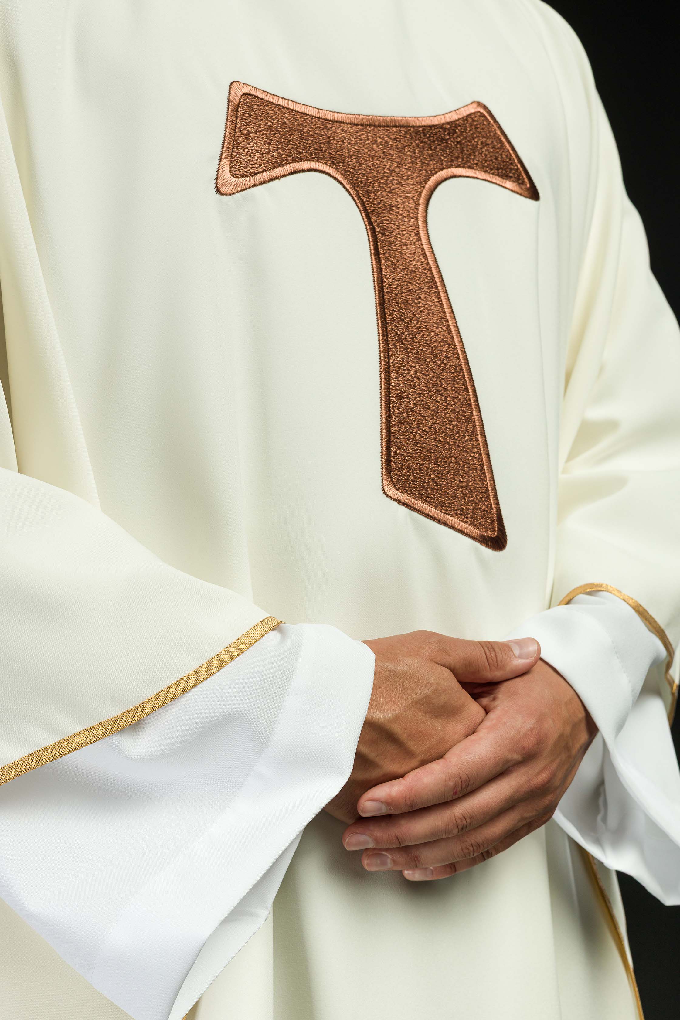 Casula em marfim com cruz franciscana bordada TAU, gola redonda