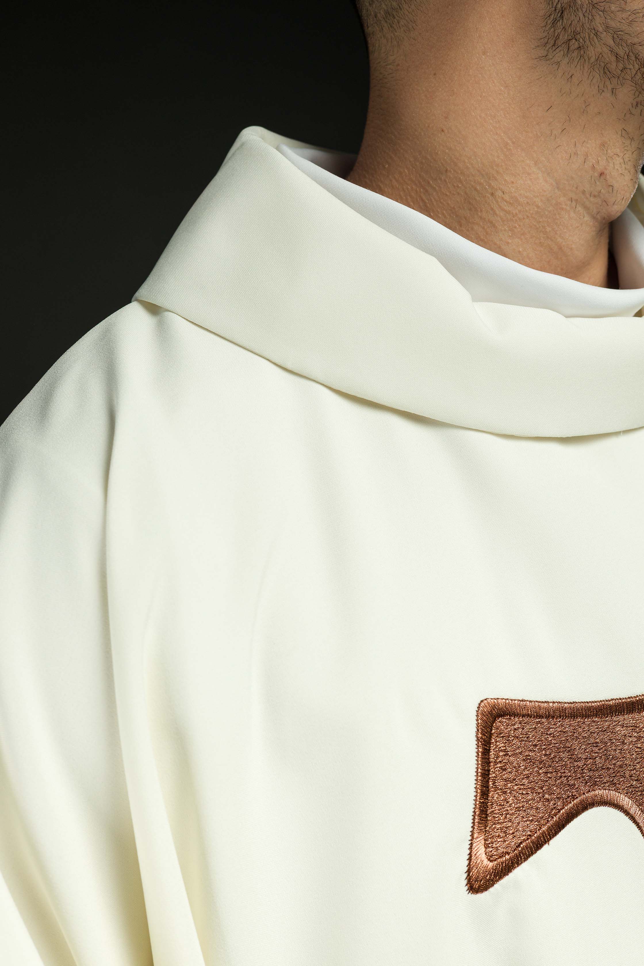 Casula em marfim com cruz franciscana bordada TAU, gola redonda