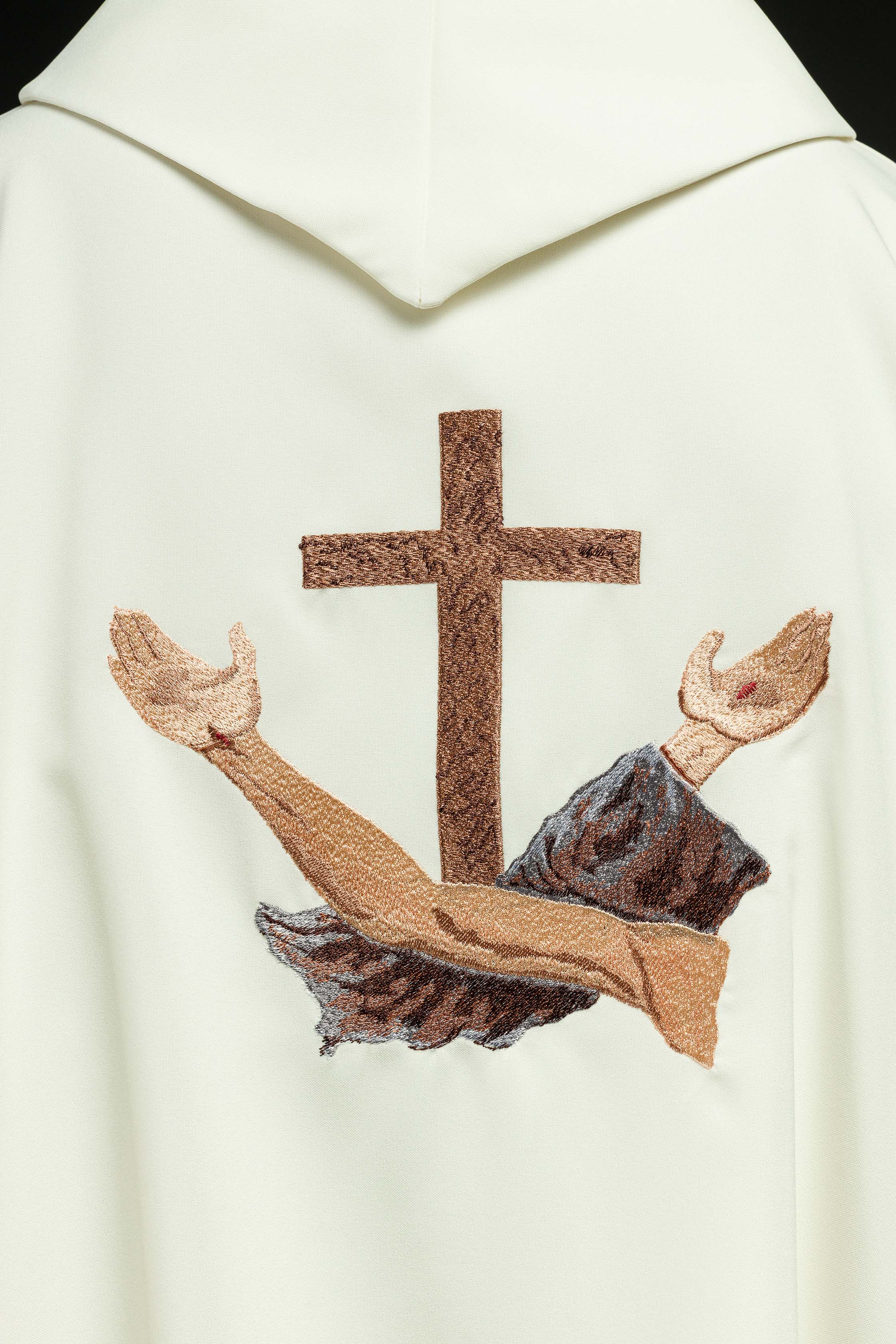 Casula em marfim com cruz franciscana bordada TAU, gola redonda