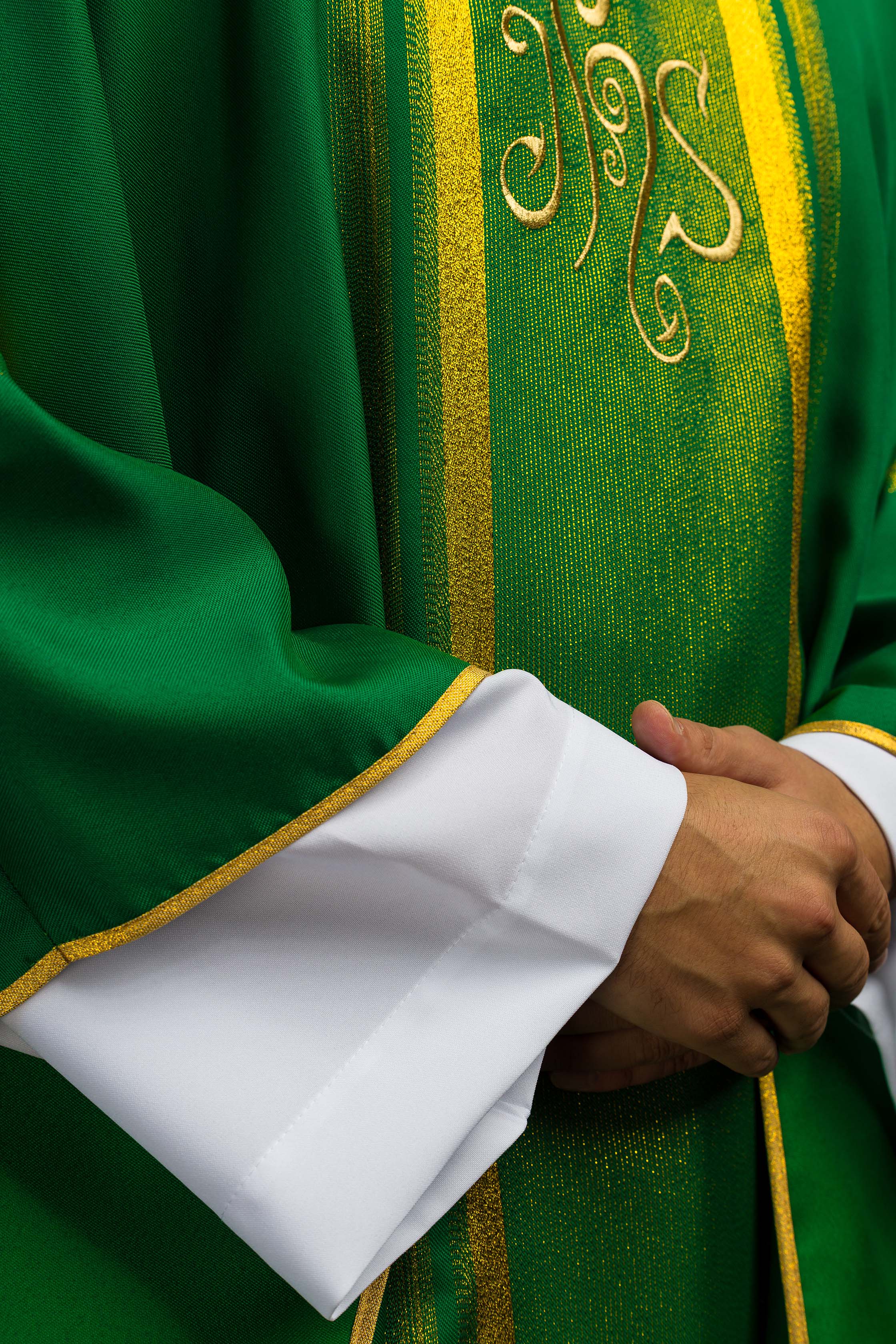 Casula verde com bordado IHS e riscas douradas