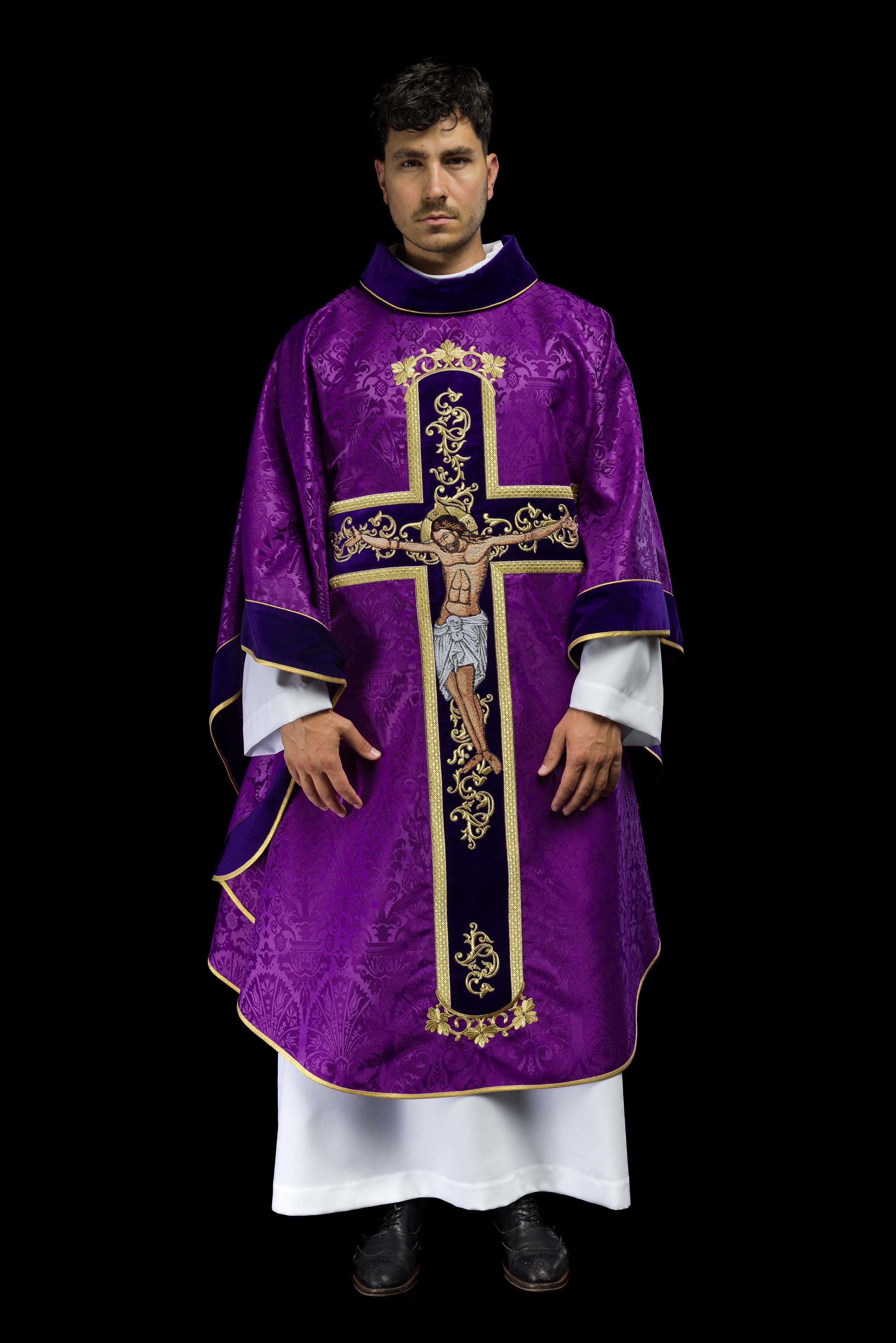 Casula roxa com bordado de Jesus Cristo, o tecido decorativo
