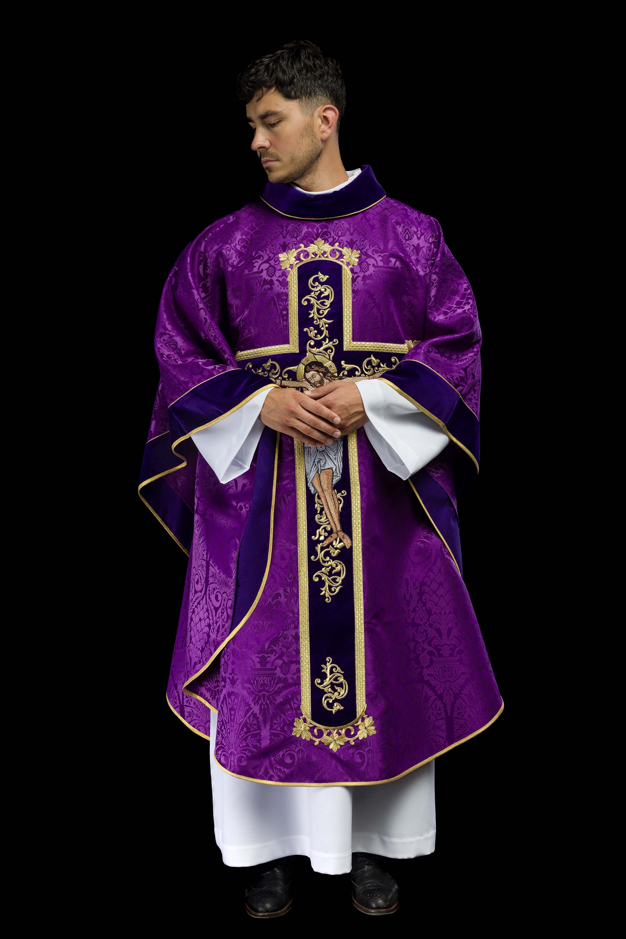 Casula roxa com bordado de Jesus Cristo, o tecido decorativo