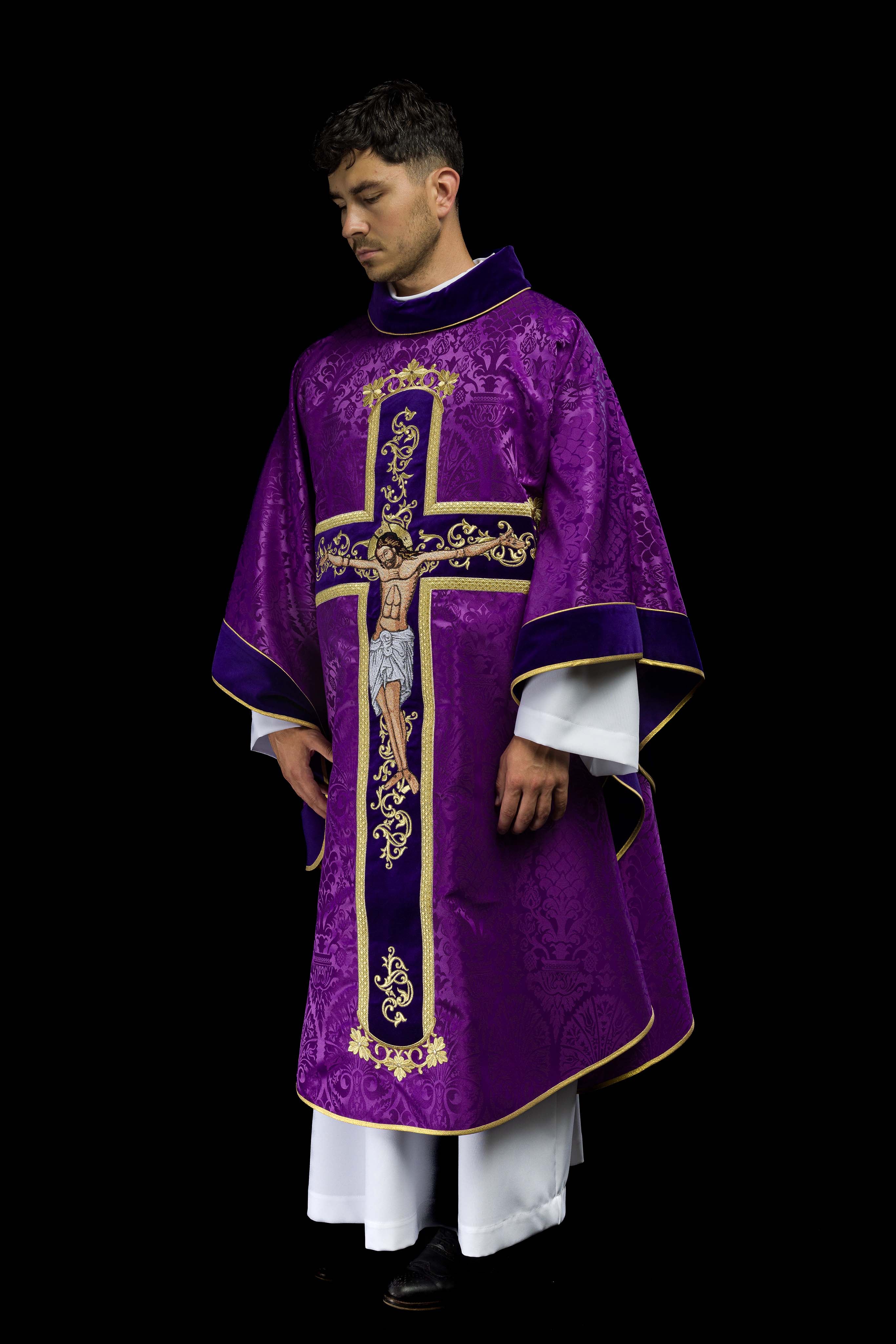 Casula roxa com bordado de Jesus Cristo, o tecido decorativo
