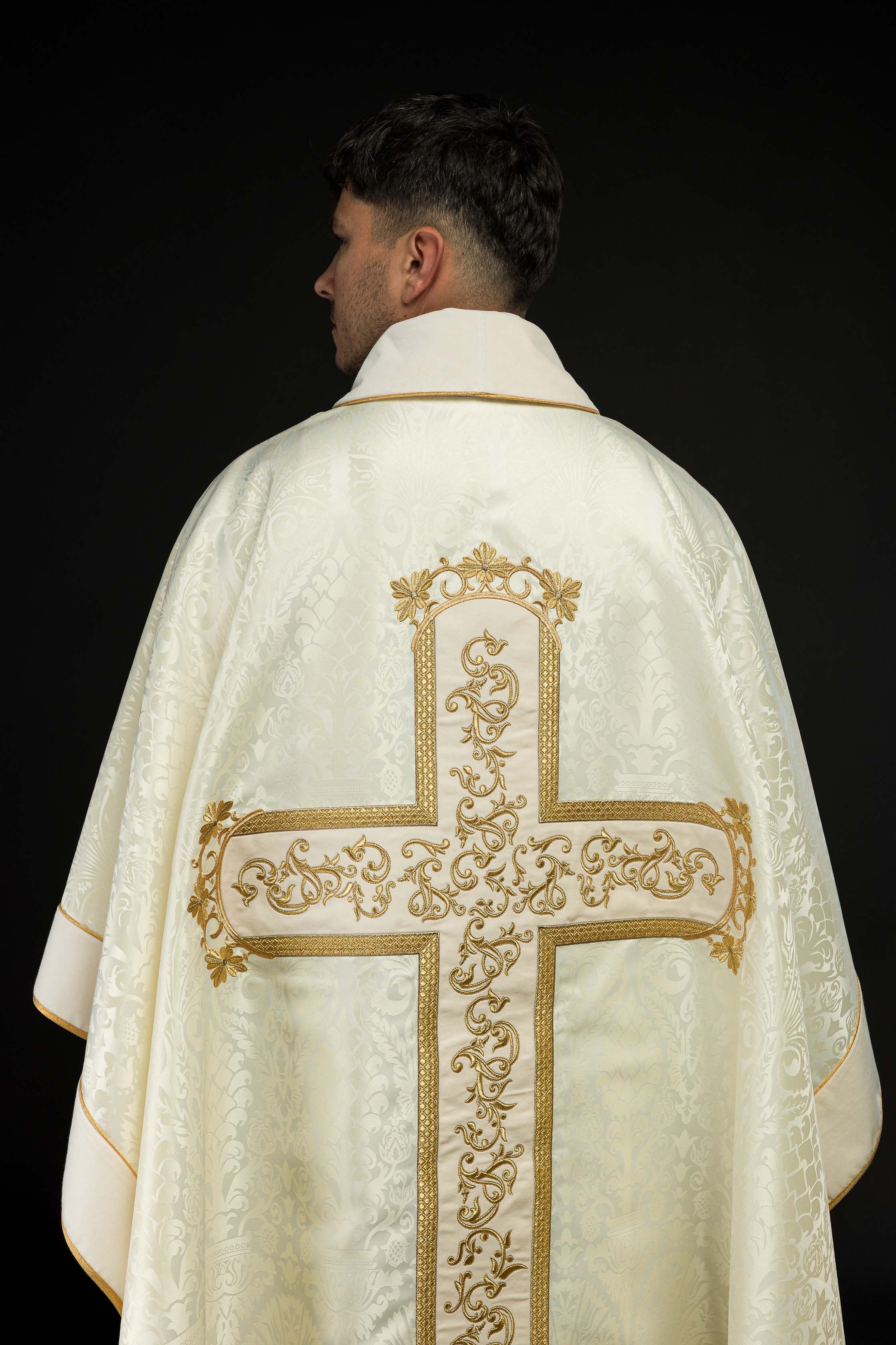 Casula em marfim com bordado de Jesus Cristo, o tecido decorativo