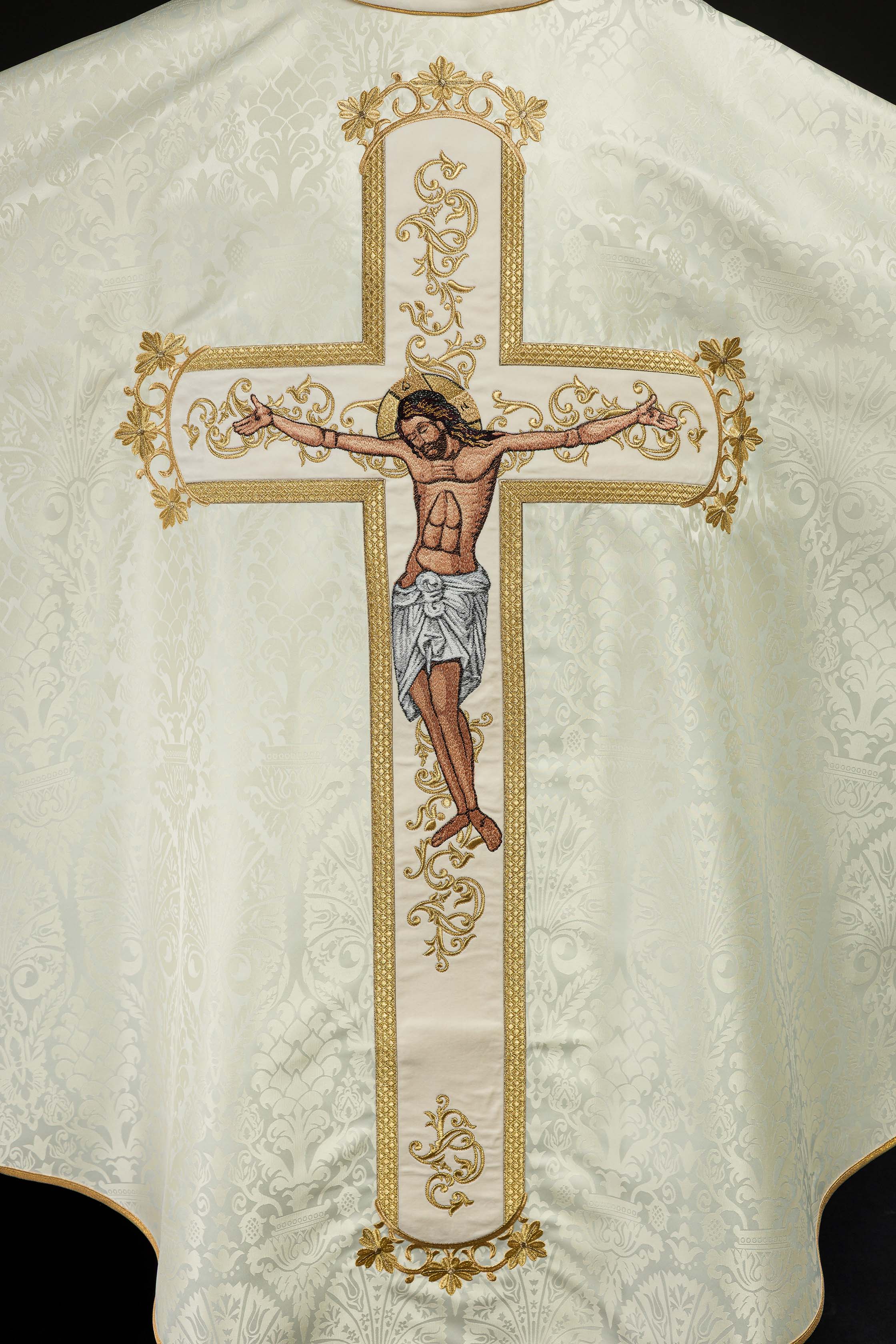 Casula em marfim com bordado de Jesus Cristo, o tecido decorativo