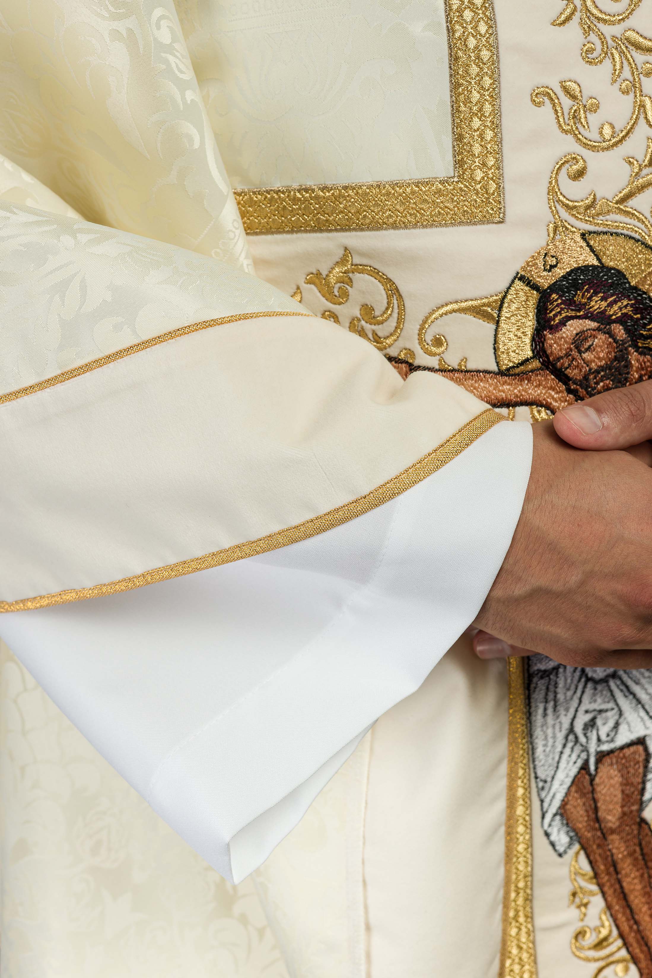 Casula em marfim com bordado de Jesus Cristo, o tecido decorativo