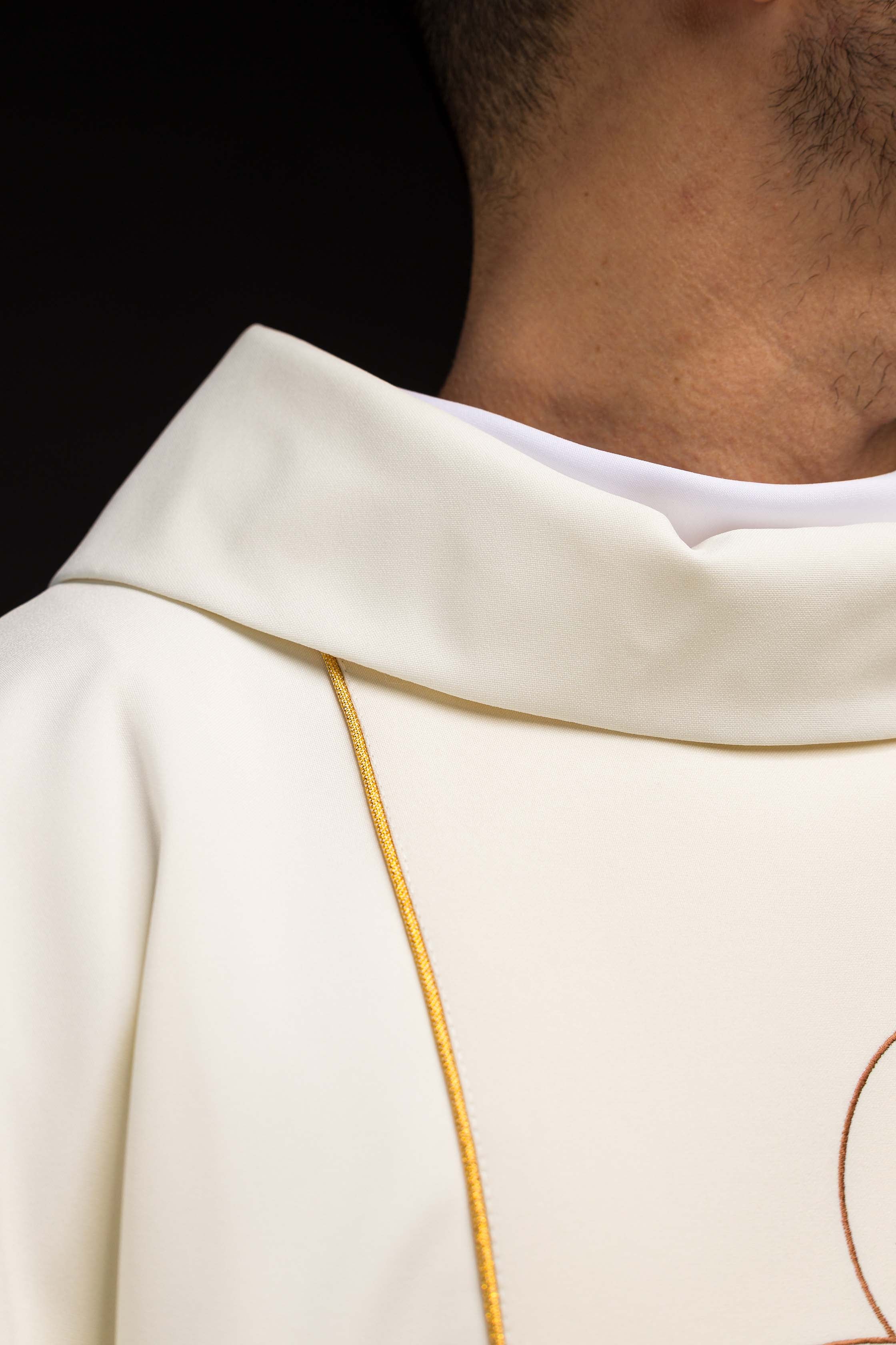 Casula de Natal em marfim com imagem da Sagrada Família