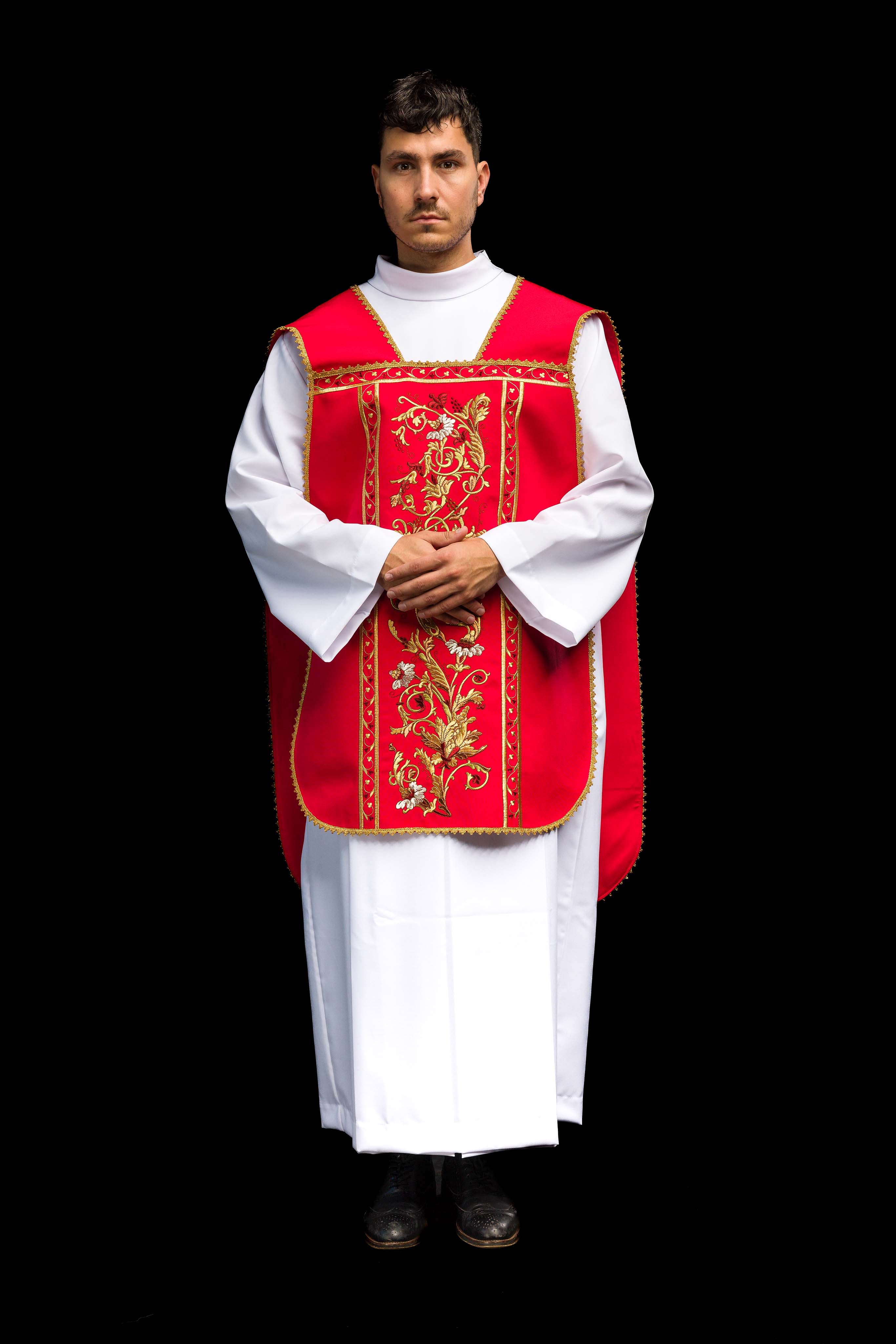 Casula romana vermelha bordada com motivo IHS