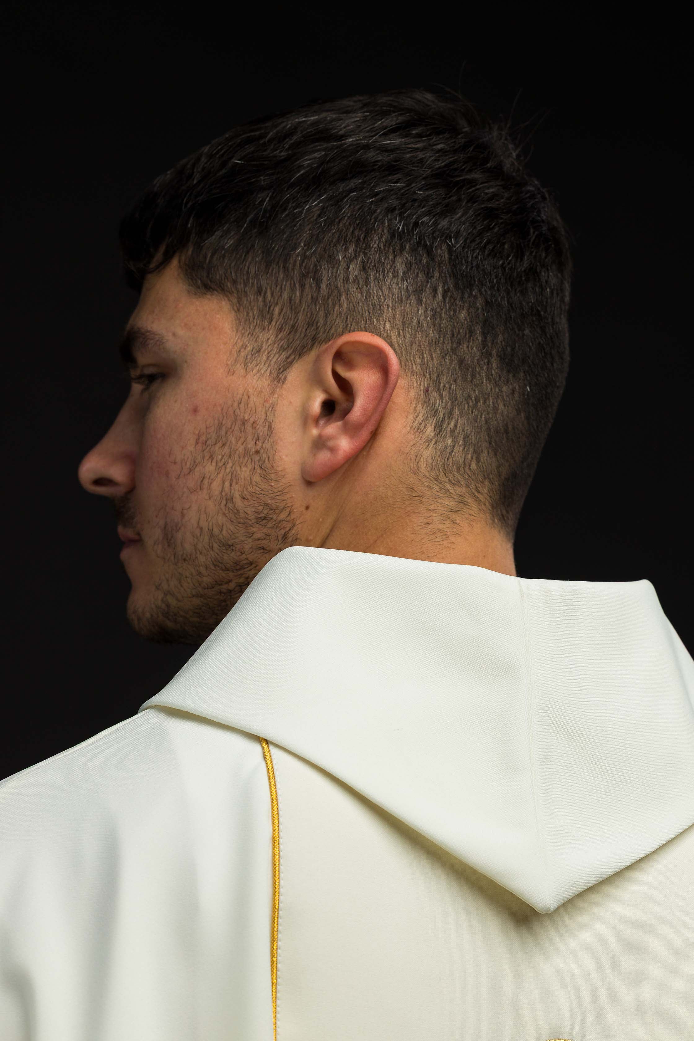 Casula em marfim com imagem bordada de Jesus Bom Pastor