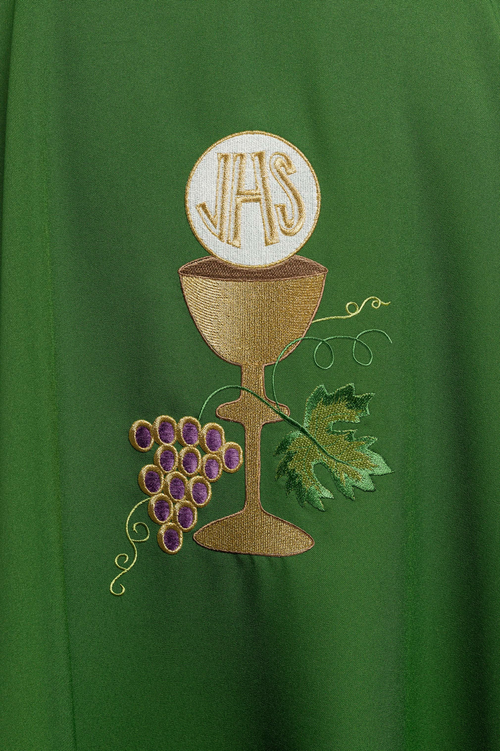 Casula verde com bordado de Cálice e Uvas