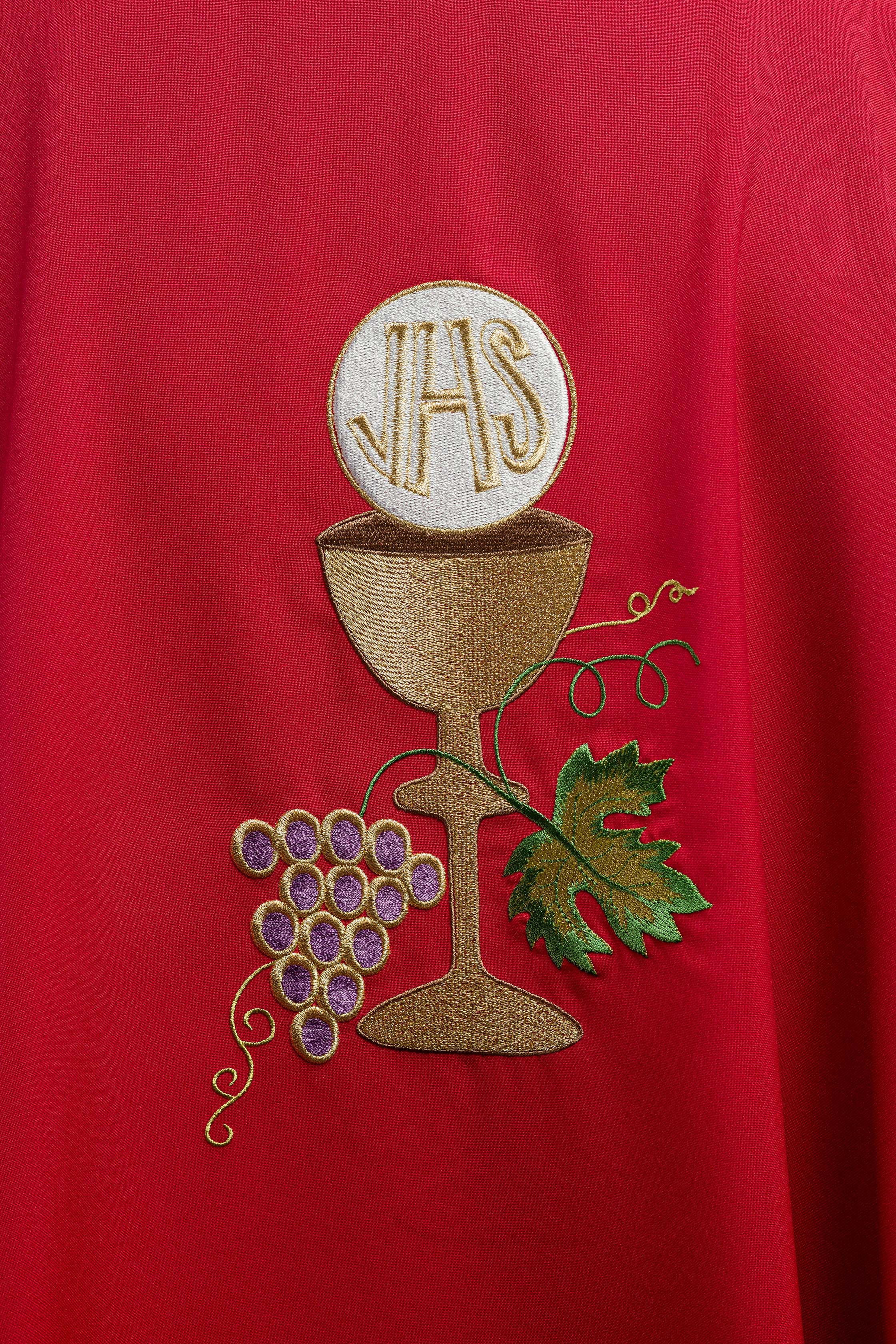 Casula vermelha com bordado de Cálice e Uvas